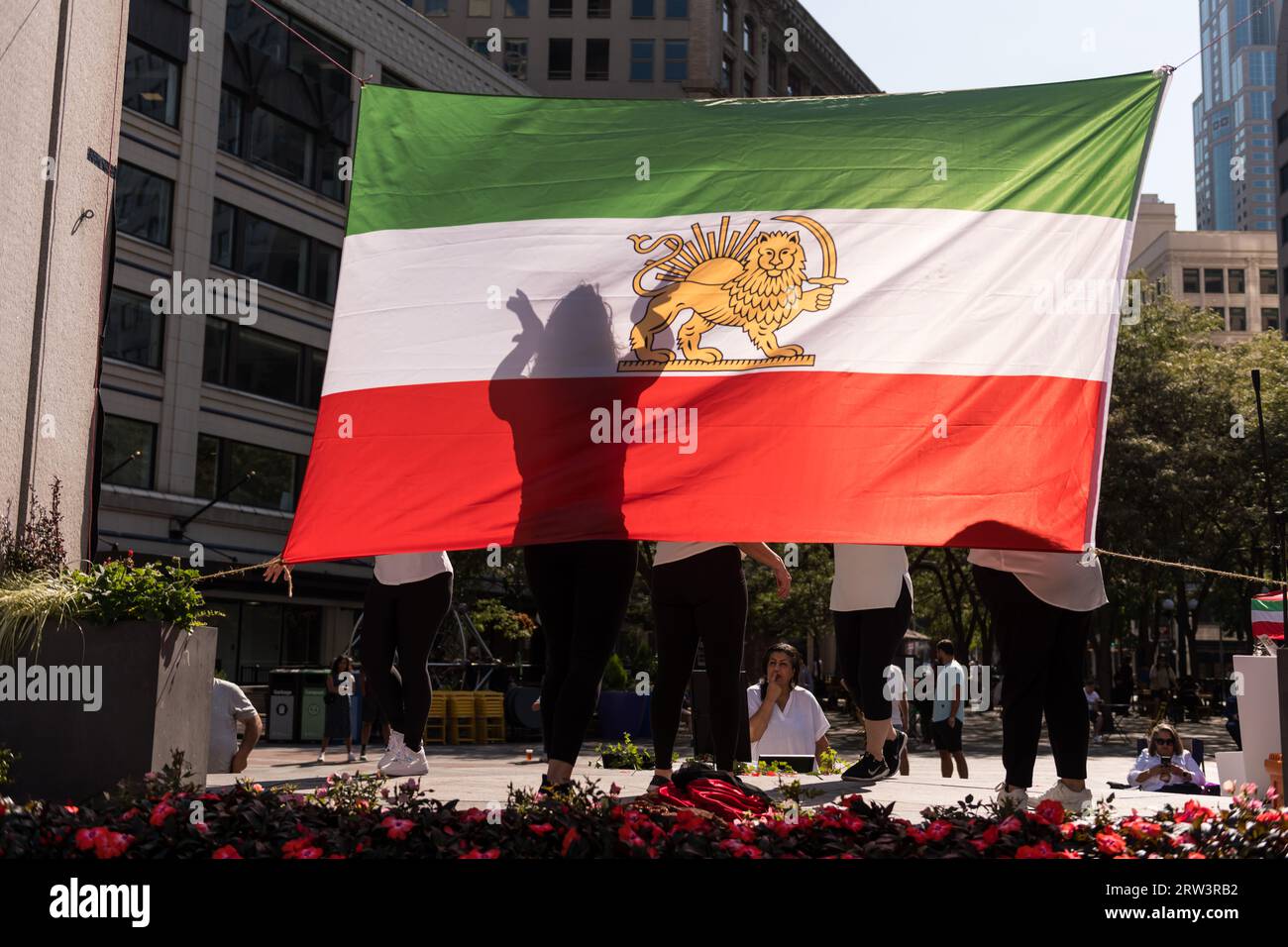 Seattle, Stati Uniti. 16 settembre 2023. La comunità Iran-americana che si raduna nel distretto commerciale di Westlake per i diritti umani in Iran. Crediti: James Anderson/Alamy Live News Foto Stock