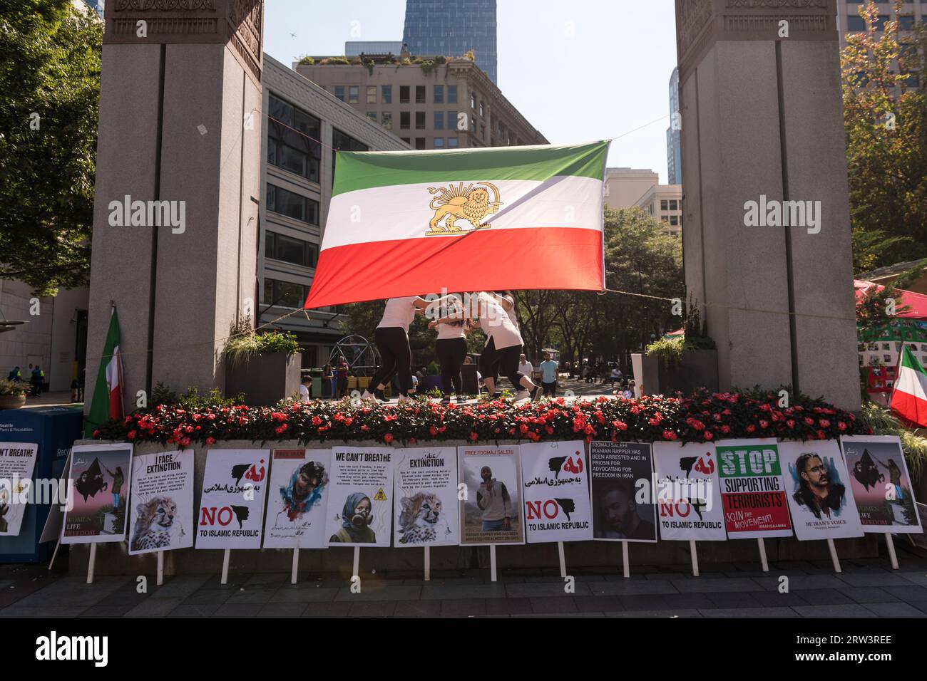 Seattle, Stati Uniti. 16 settembre 2023. La comunità Iran-americana che si raduna nel distretto commerciale di Westlake per i diritti umani in Iran. Crediti: James Anderson/Alamy Live News Foto Stock