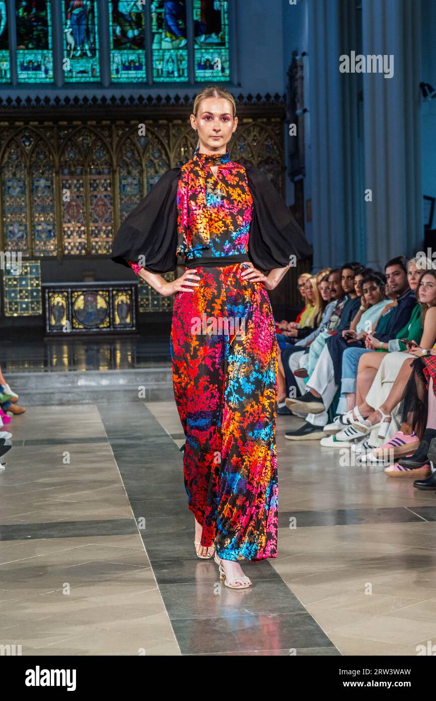 Londra, Regno Unito. 16 settembre 2023. Gli appassionati di moda e le celebrità affollano Fashions Finest durante l'LFW. Fashions Finest at St John's Church, Hyde Park, ha stupito il pubblico con Noor Hadi dell'Iraq, Liquorish of the UK, Afro Fashion of Malawi, Paige Lawler del Regno Unito, Kelikume del Ghana e del Regno Unito e Chisle di Mr India. Crediti: Peter Hogan/Alamy Live News Foto Stock