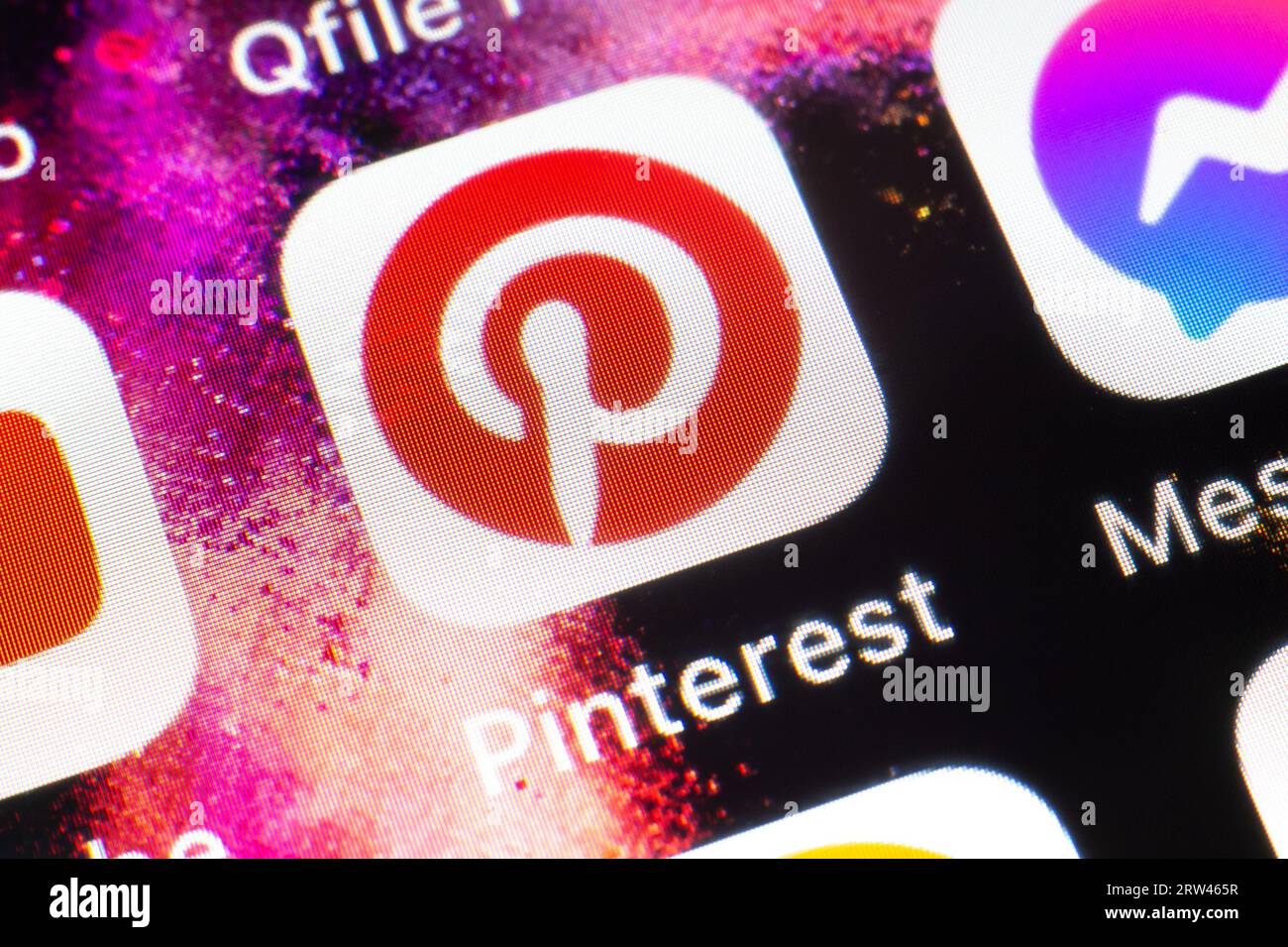 OSTRAVA, REPUBBLICA CECA - 2 AGOSTO 2023: Icona dell'app Pinterest nel sistema operativo iOS Apple per condividere contenuti interessanti su Internet Foto Stock