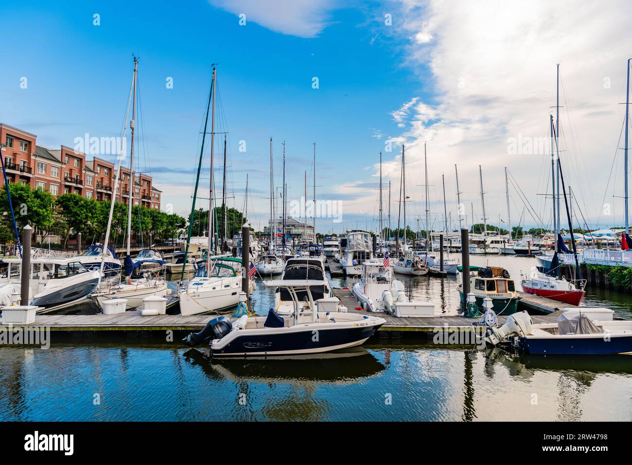 Jersey City, USA - 28 giugno 2023: Yacht e barche a vela al Liberty Landing Marina sul fiume Hudson Foto Stock