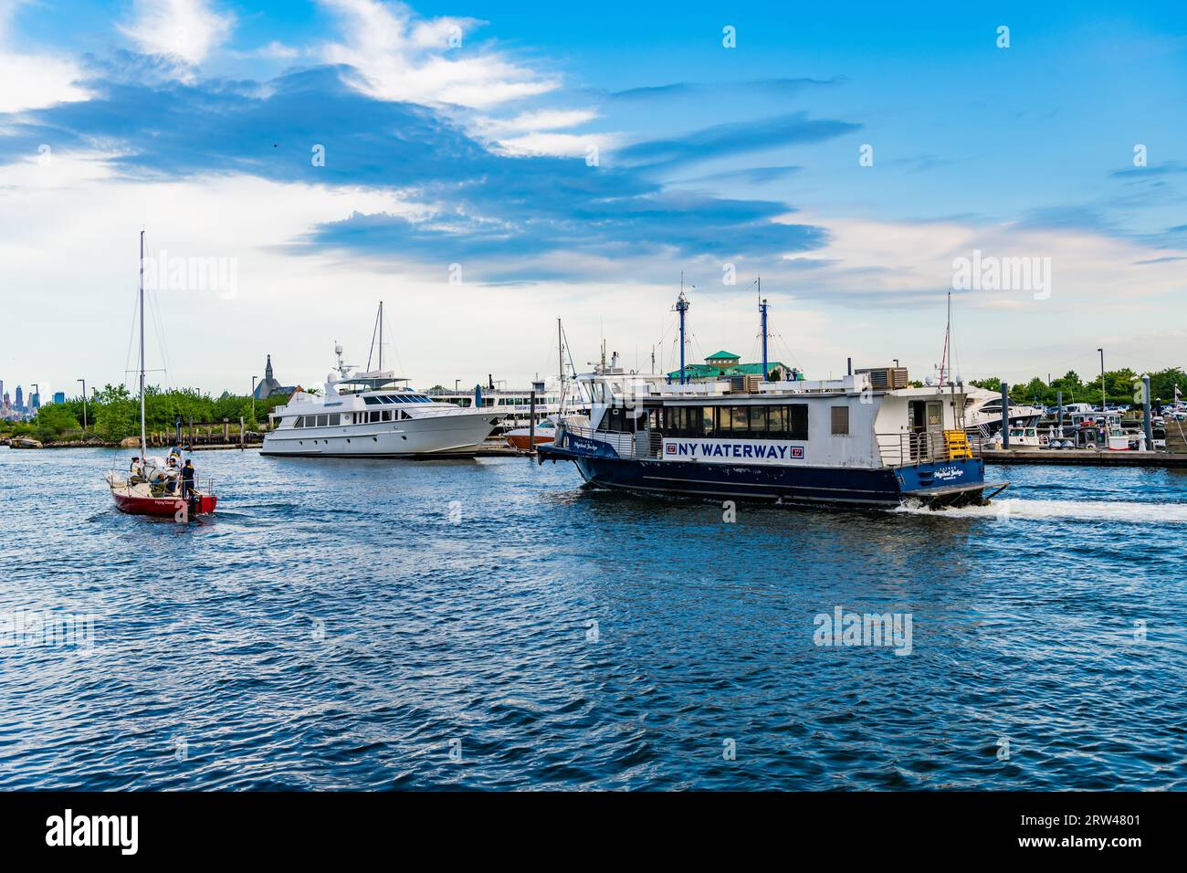 Jersey City, USA - 28 giugno 2023: Barche e traghetti sul fiume Hudson presso il porticciolo Liberty Landing Foto Stock