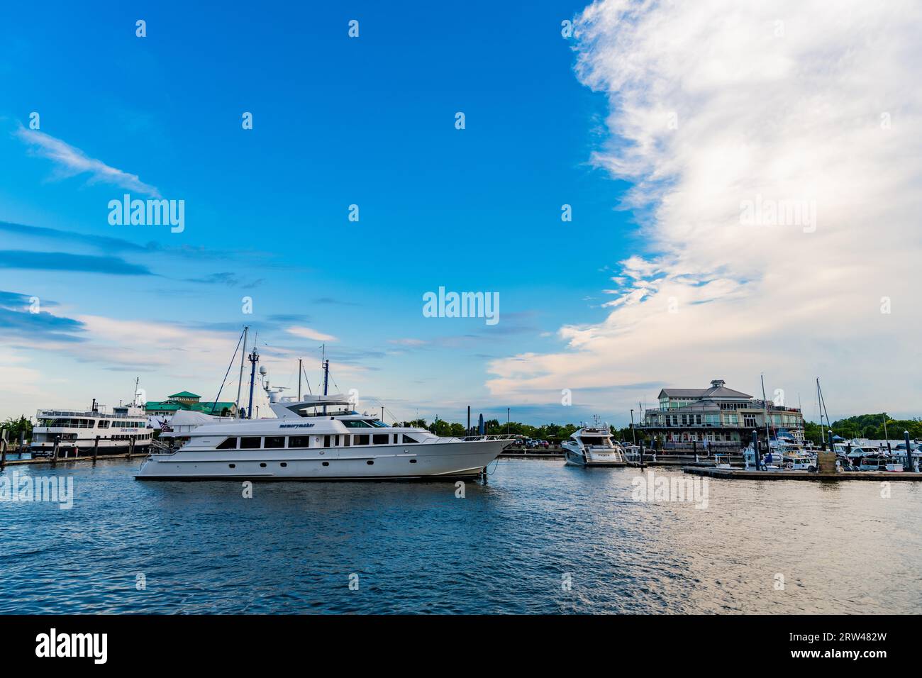Jersey City, USA - 28 giugno 2023: Yacht attraccato al Liberty Landing Marina sul fiume Hudson Foto Stock