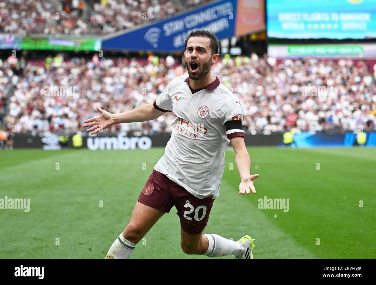 Londra, Regno Unito. 16 settembre 2023. Bernardo Silva del Manchester City festeggia dopo aver segnato il secondo gol della sua squadra. Partita di Premier League, West Ham Utd contro Manchester City allo Stadio di Londra, Parco Olimpico Queen Elizabeth a Londra sabato 16 settembre 2023. Questa immagine può essere utilizzata solo per scopi editoriali. Foto solo editoriale di Sandra Mailer/Andrew Orchard fotografia sportiva/Alamy Live news credito: Andrew Orchard fotografia sportiva/Alamy Live News Foto Stock