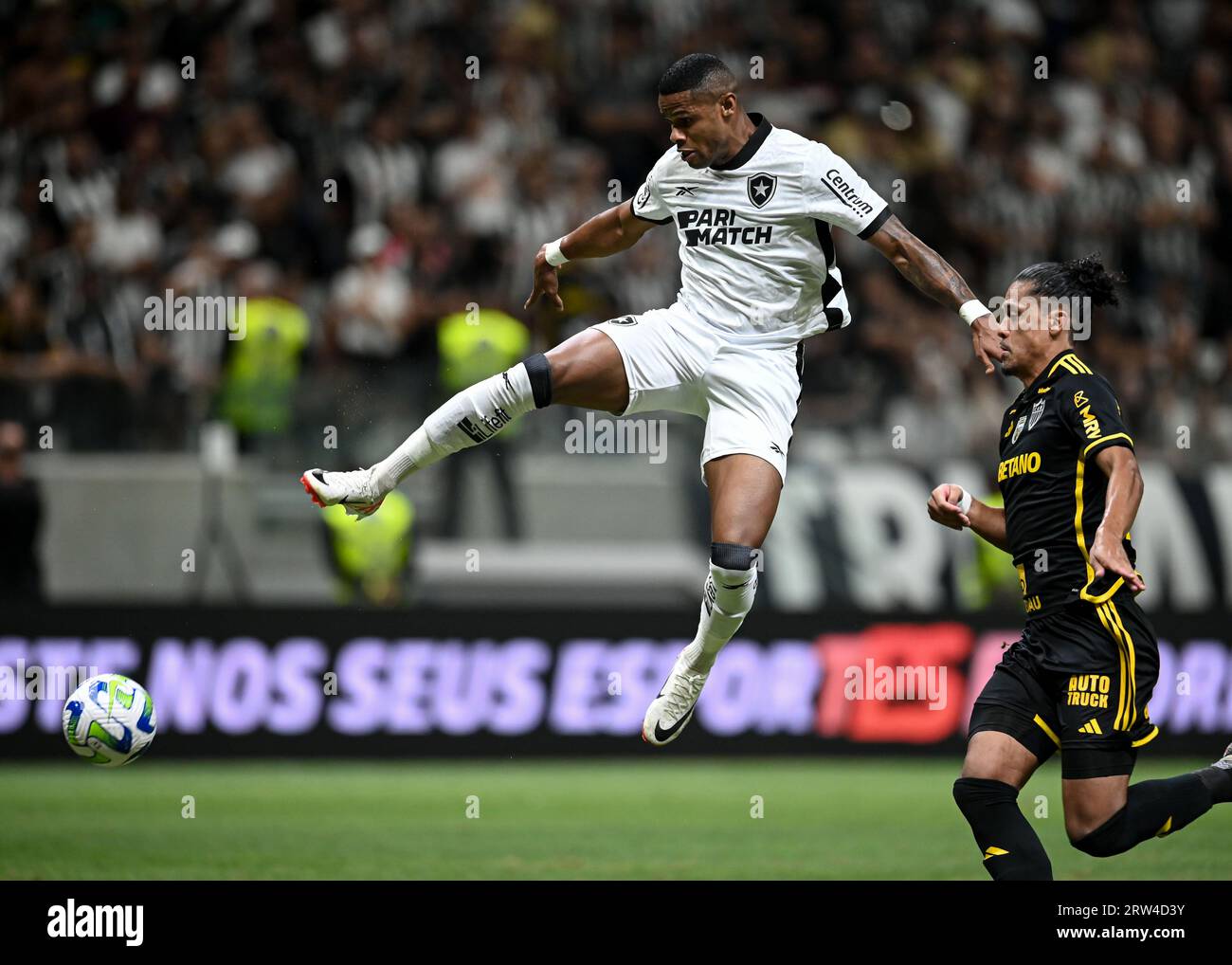 Belo Horizonte, Brasile. 16 settembre 2023. L'Arena MRV Mauricio Lemos dell'Atletico Mineiro compete con Junior Santos di Botafogo, durante l'incontro tra Atletico Mineiro e Botafogo, nel 23° round del Campionato brasiliano, all'Arena MRV, questo sabato 16. 30761 (Gledston Tavares /SPP) credito: SPP Sport Press Photo. /Alamy Live News Foto Stock