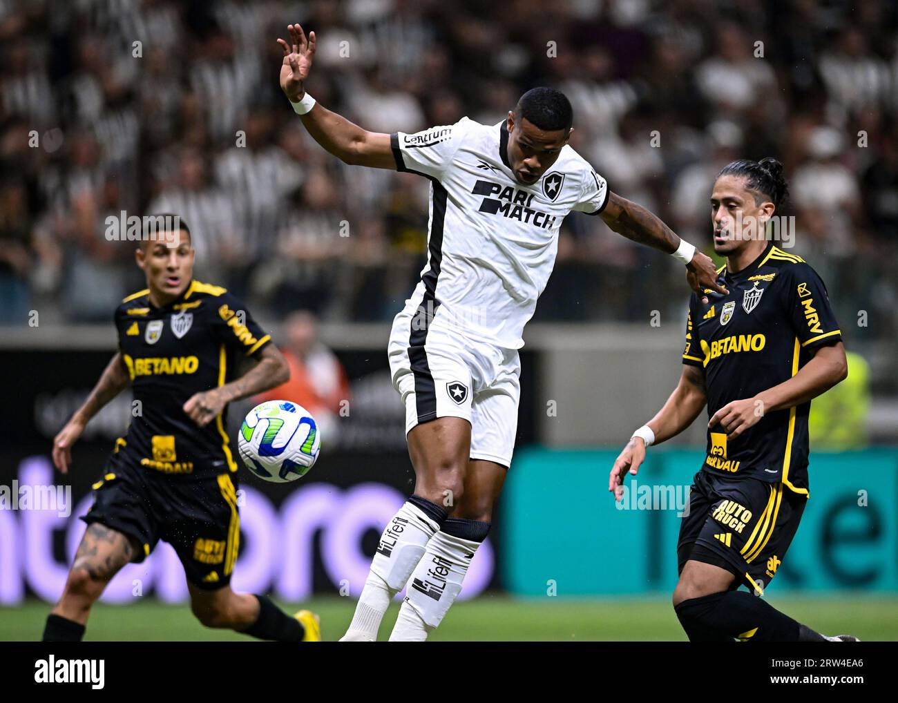 Belo Horizonte, Brasile. 16 settembre 2023. Mauricio Lemos dell'Atletico Mineiro si batte per la palla di possesso con Junior Santos di Botafogo, durante la partita tra Atletico Mineiro e Botafogo, per la serie A brasiliana 2023, all'Arena MRV Stadium, a Belo Horizonte il 16 settembre. Foto: Gledston Tavares/DiaEsportivo/Alamy Live News Credit: DiaEsportivo/Alamy Live News Foto Stock