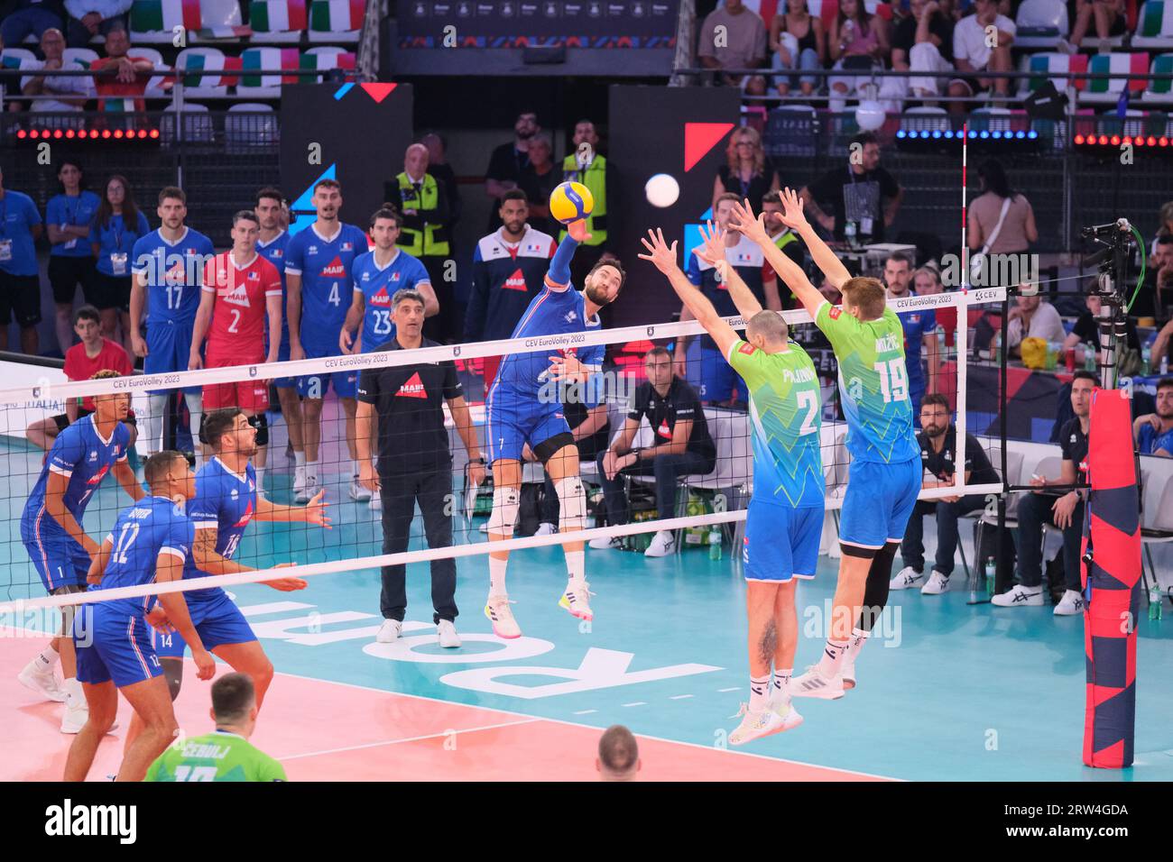 Roma, Italia. 16 settembre 2023. Barthelemy Chinenyeze di Francia (L), Alen Pajenk (C) e Rok Mozic (R) della Slovenia in azione durante l'incontro tra Francia e Slovenia all'Eurovolley 2023 Final Round Bronze Medal Match. La nazionale slovena vince la partita della medaglia di bronzo contro la Francia con un punteggio di 2-3 (foto di Elena Vizzoca/SOPA Images/Sipa USA) credito: SIPA USA/Alamy Live News Foto Stock