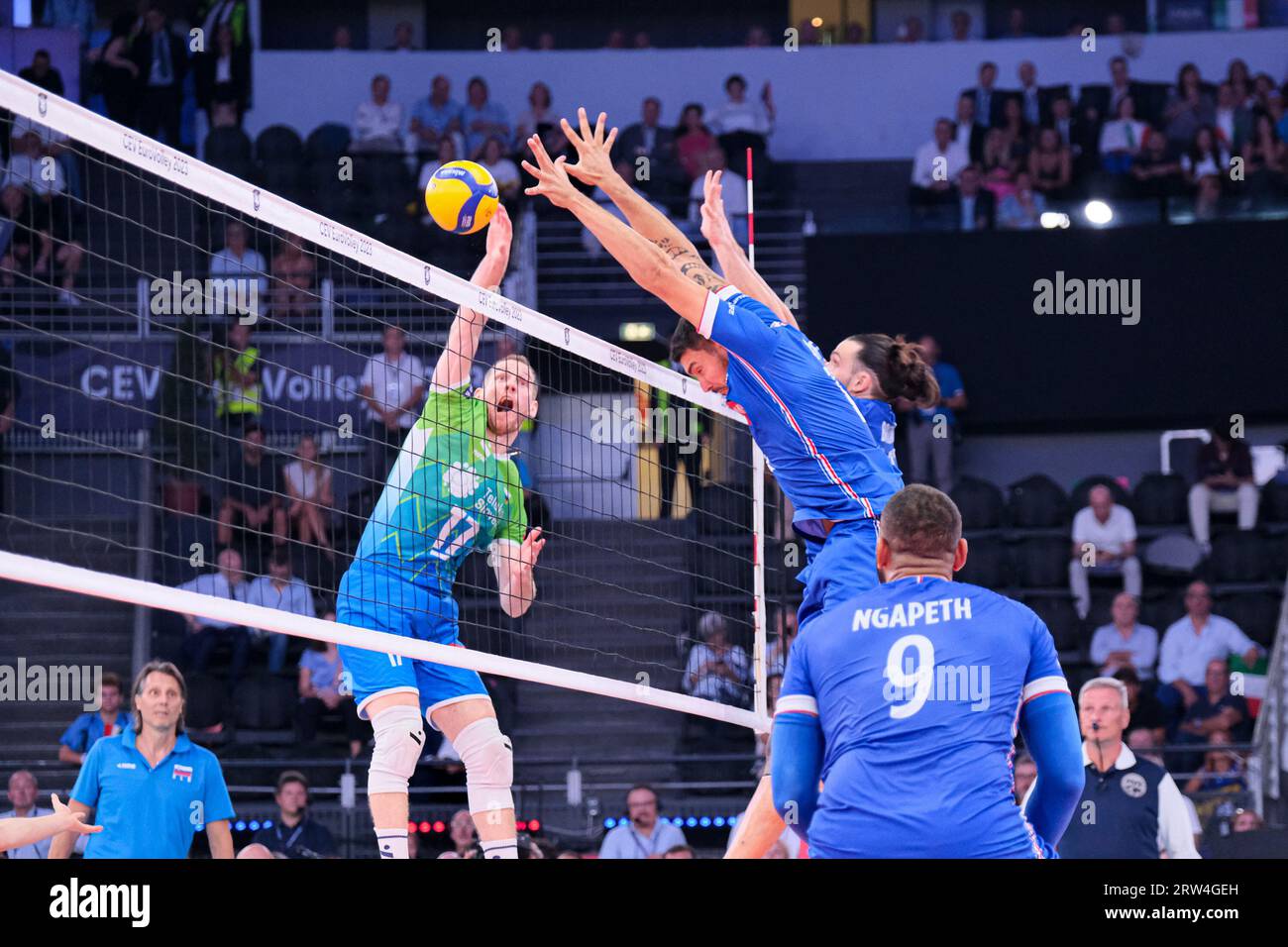 Roma, Italia. 16 settembre 2023. Tine Urnaut della Slovenia (L), Nicolas le Goff (C) e Antoine Arthur Fabien Brizard (R) della Francia in azione durante la partita tra Francia e Slovenia all'Eurovolley 2023 Final Round Bronze Medal Match. La nazionale slovena vince la partita della medaglia di bronzo contro la Francia con un punteggio di 2-3 (foto di Elena Vizzoca/SOPA Images/Sipa USA) credito: SIPA USA/Alamy Live News Foto Stock