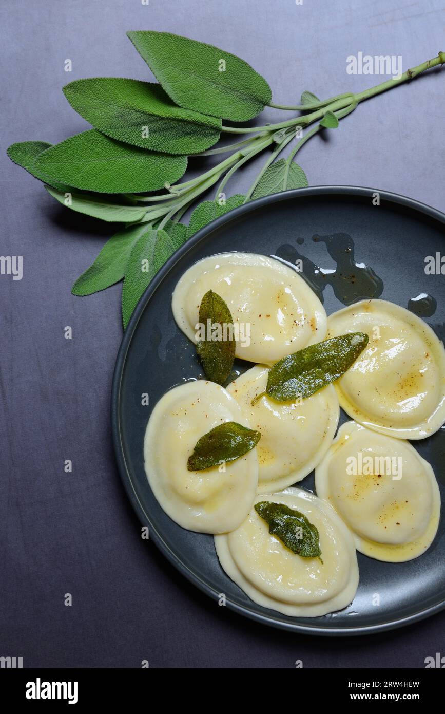 Tortellini con burro di salvia, foglie di salvia arrostite Foto Stock