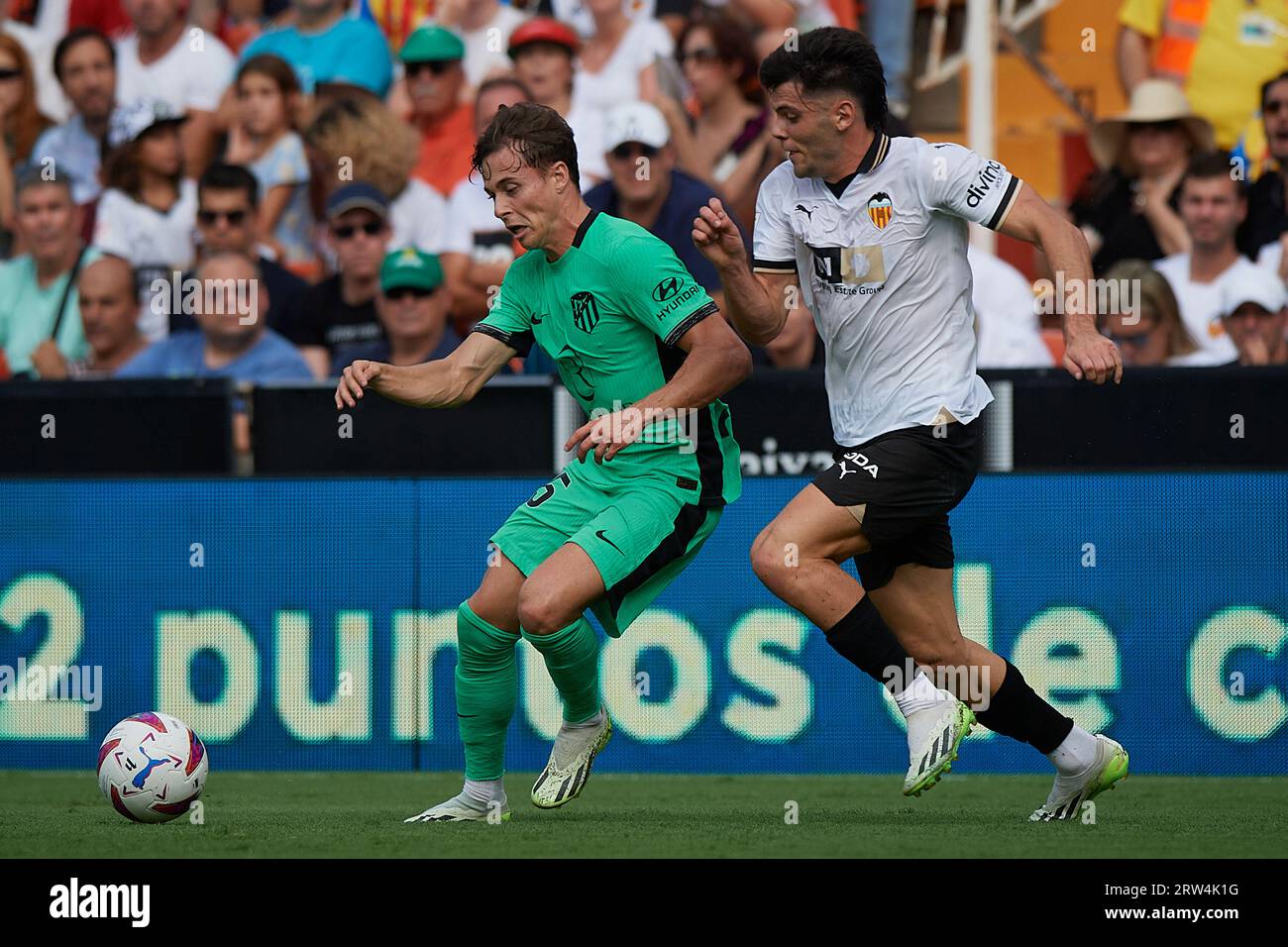 Valencia, Spagna. 16 settembre 2023. Rodrigo Riquelme (L) dell'Atletico de Madrid vies con Fran Perez del Valencia durante la loro partita di calcio spagnola la Liga a Valencia, in Spagna, 16 settembre 2023. Crediti: Str/Xinhua/Alamy Live News Foto Stock