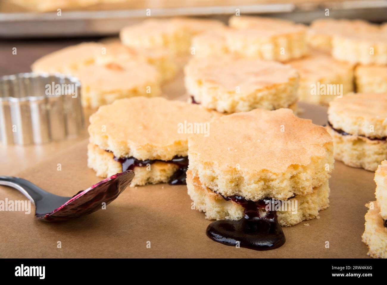 I cupcake sono stati parzialmente assemblati con marmellata Foto Stock