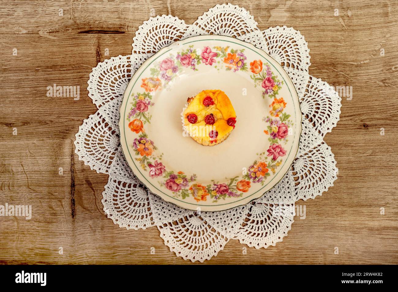 Muffin al ribes su un piatto d'epoca su una grassa Foto Stock