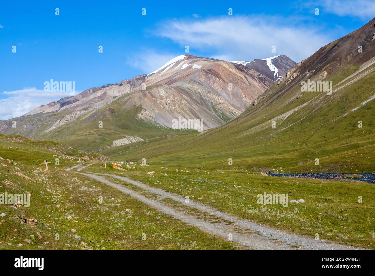Strada di campagna sulle alte montagne di Tien Shan, Kirgizstan Foto Stock