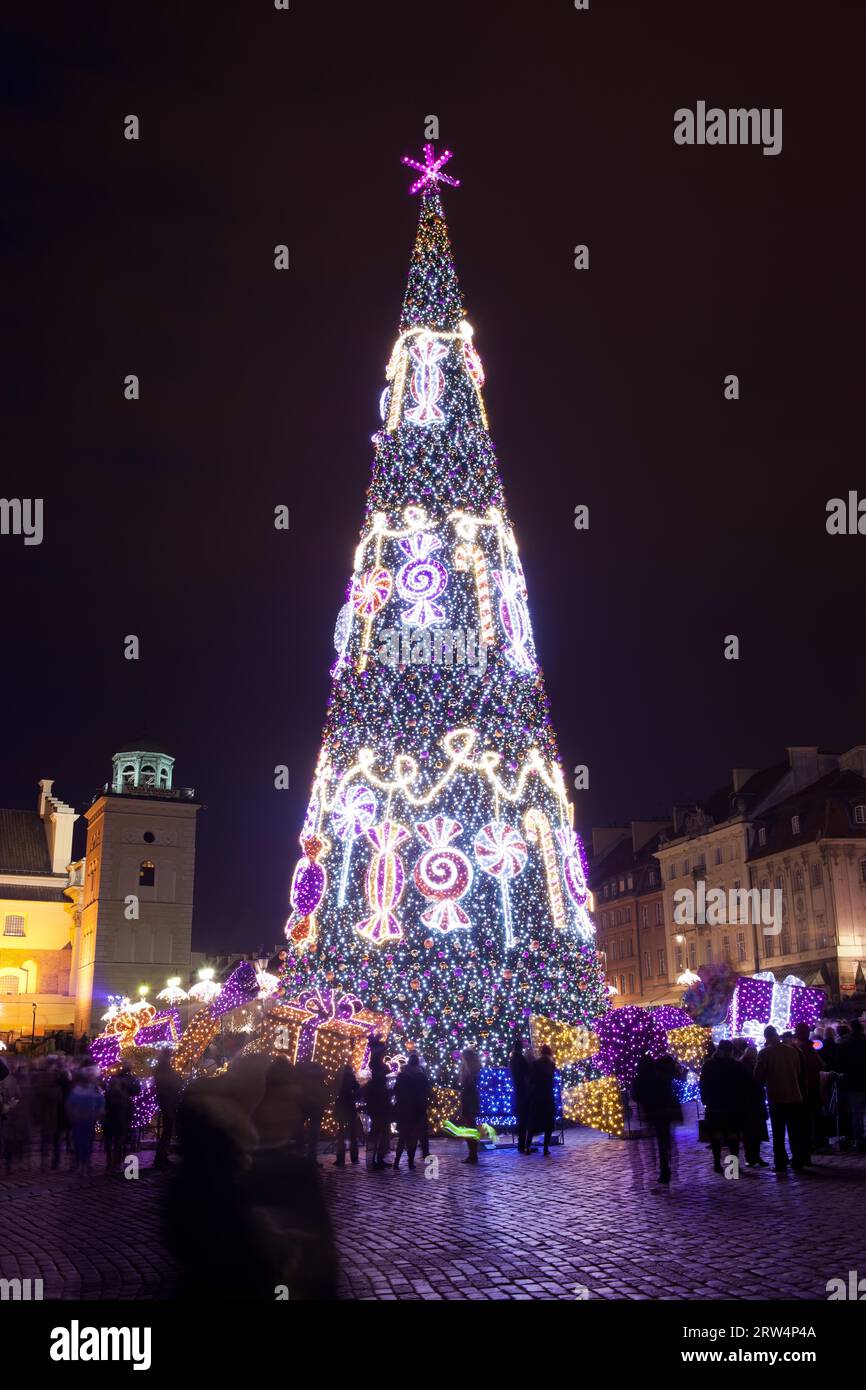 Albero di Natale illuminato di notte in Piazza del Castello nella città vecchia di Varsavia, Polonia Foto Stock