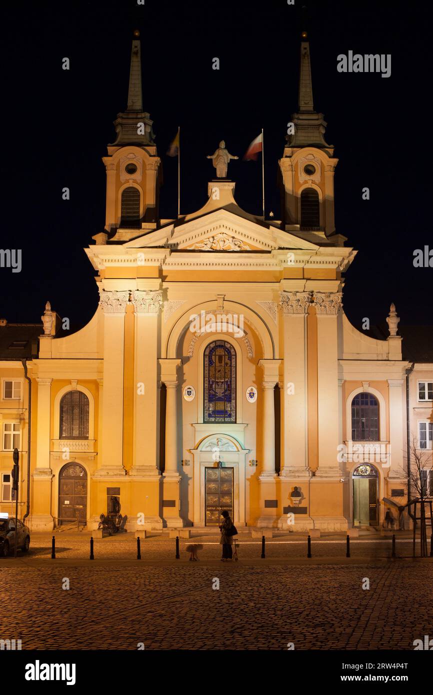 Cattedrale di campo dell'esercito polacco di notte a Varsavia, Polonia, stile architettonico barocco del XVII-XVIII secolo Foto Stock