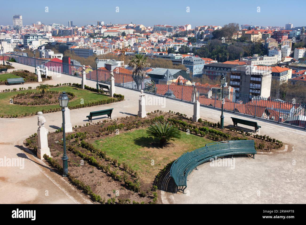 Vista su Lisbona dal giardino di San Pedro de Alcantara (portoghese: Miradouro de Sao Pedro de Alcantara), Portogallo Foto Stock