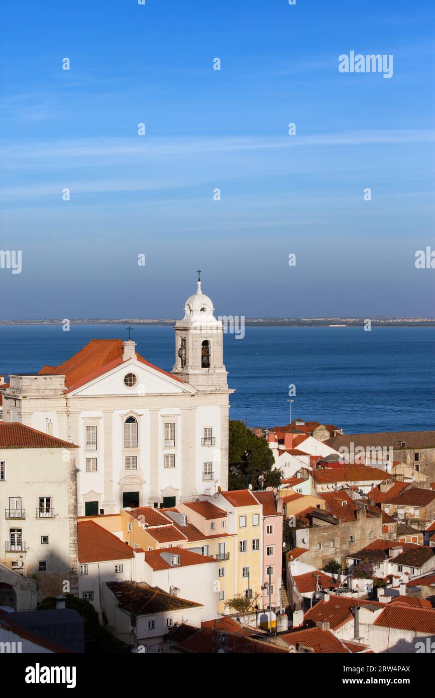 Chiesa di Santo Estevao nel quartiere Alfama di Lisbona in Portogallo, fiume Tago sullo sfondo Foto Stock