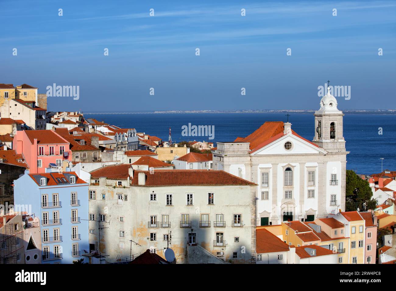 Città di Lisbona in Portogallo, vista sul quartiere di Alfama, la chiesa di Santo Estevao sulla destra, il fiume Tago sullo sfondo Foto Stock