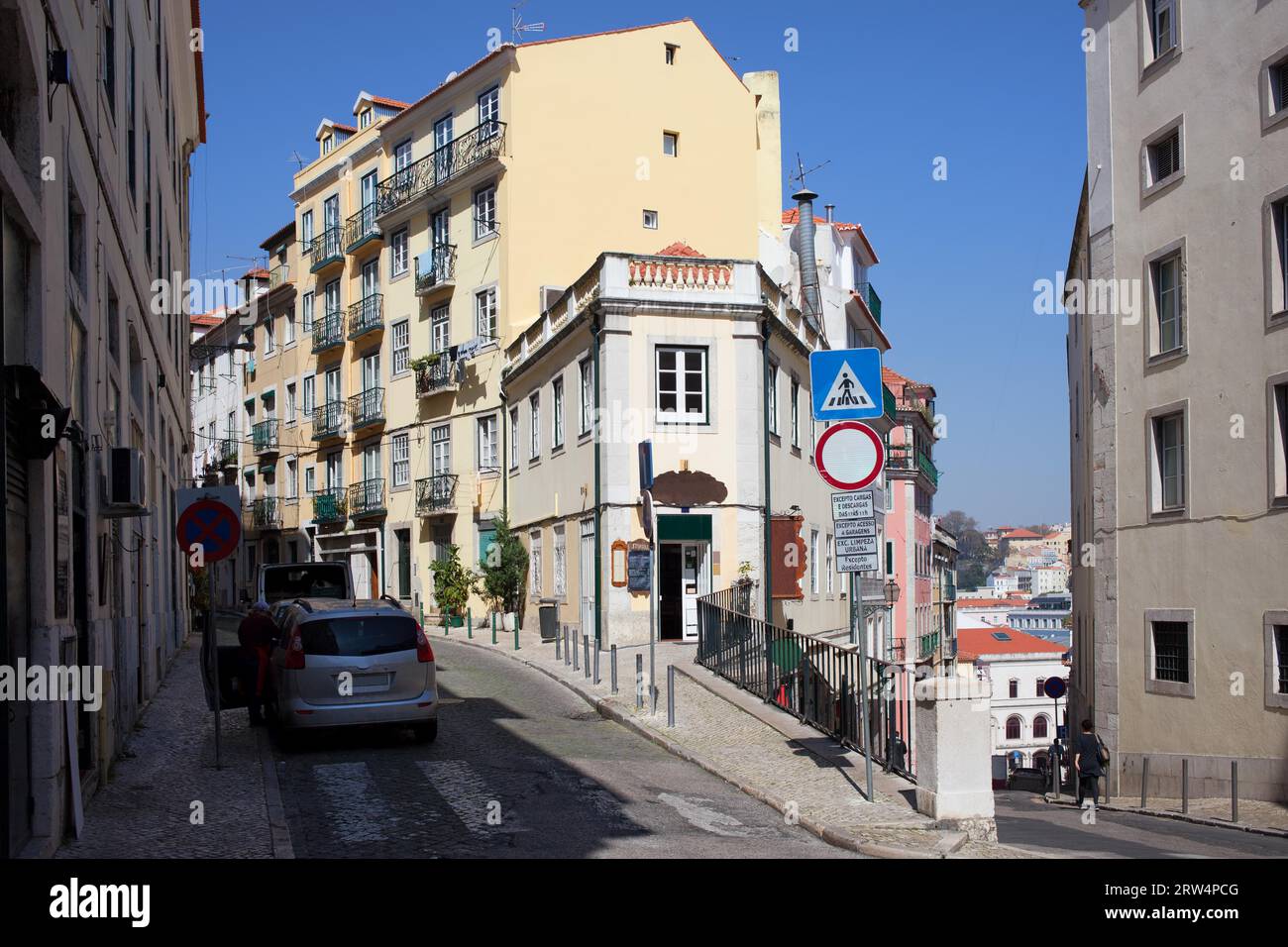 Case pittoresche nel quartiere di Bairro alto a Lisbona, Portogallo Foto Stock