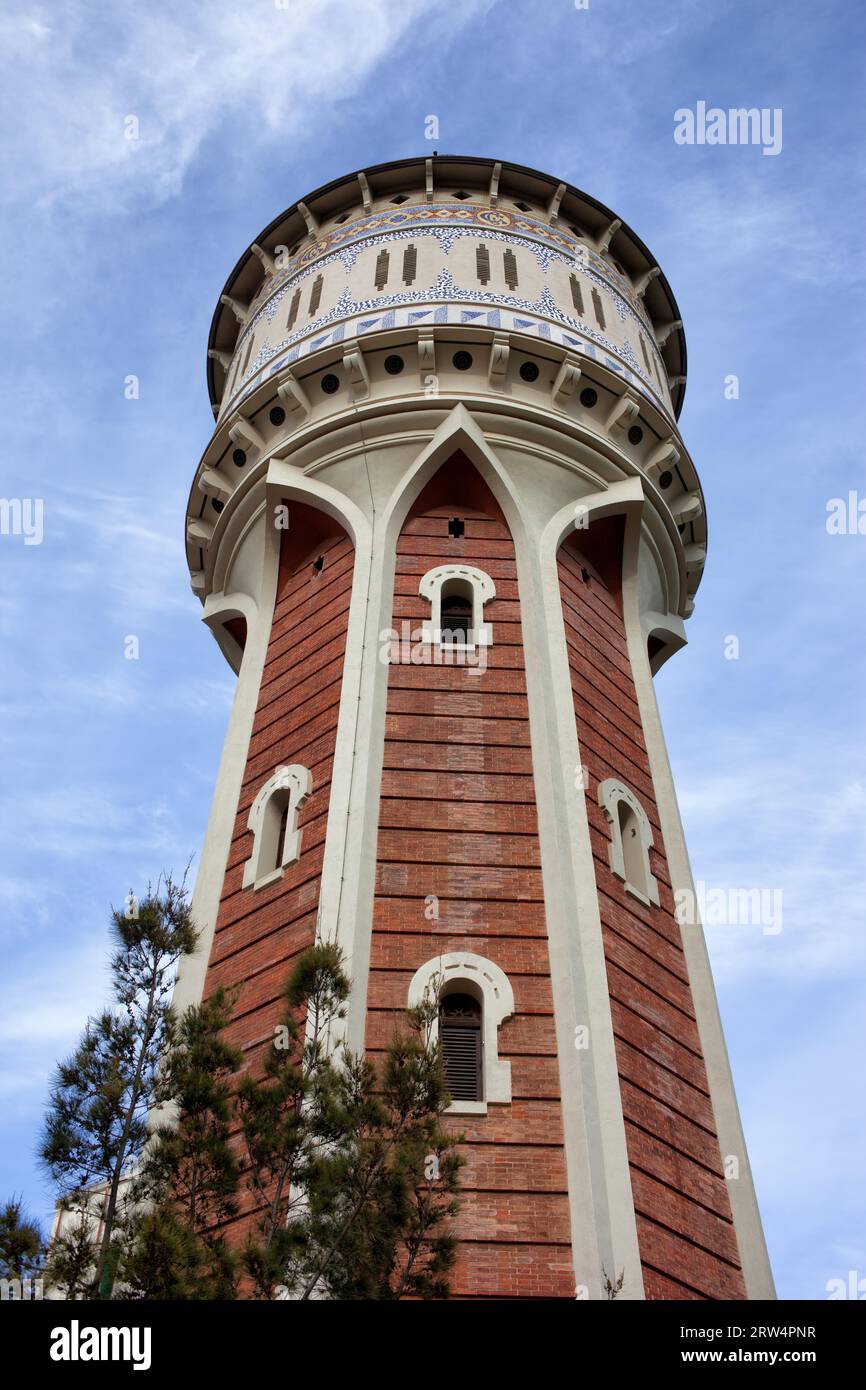 Vecchia torre dell'acqua e porta gas a Barceloneta, Barcellona, Catalogna, Spagna Foto Stock