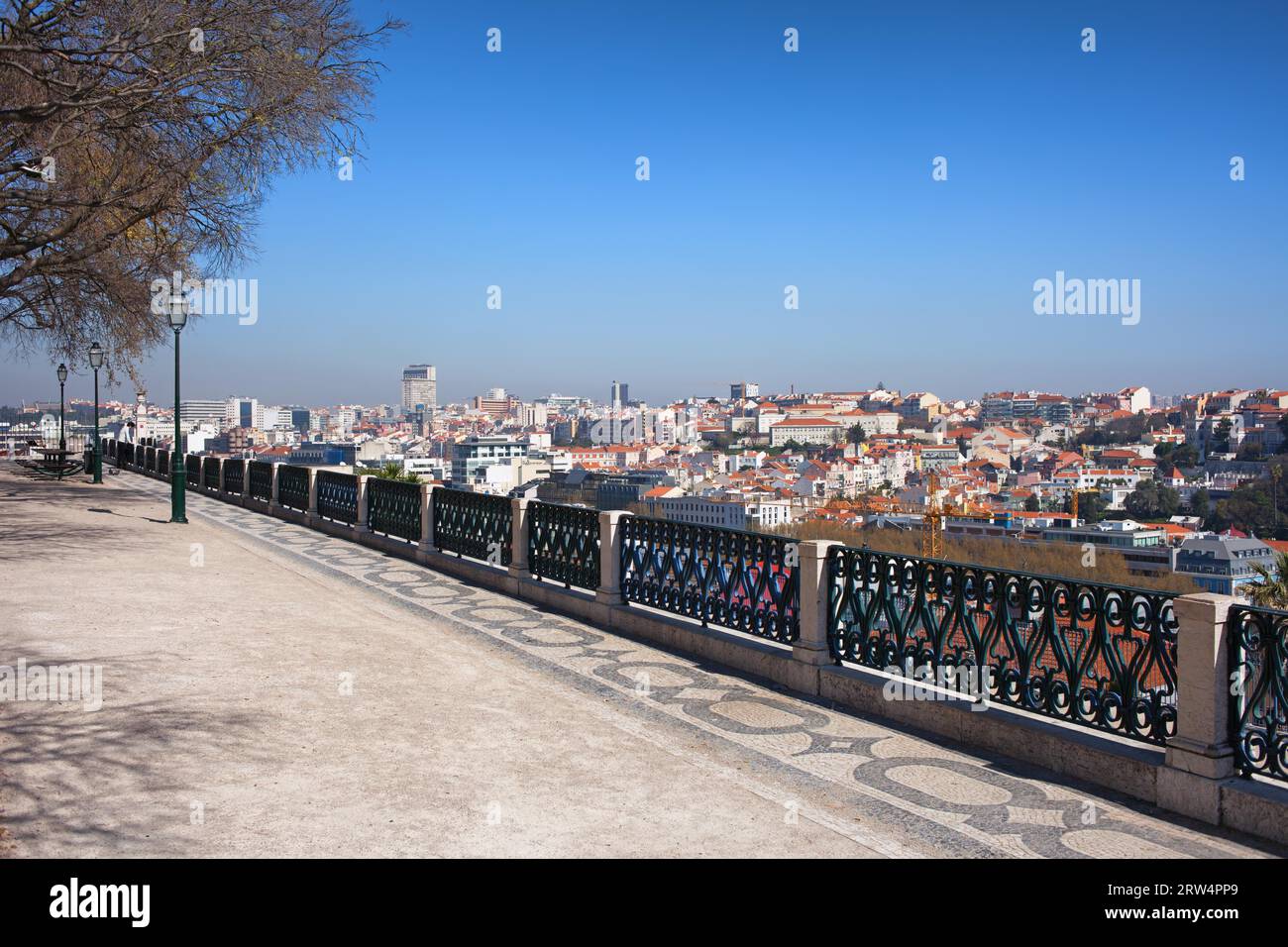 Vista su Lisbona dal giardino di San Pedro de Alcantara (portoghese: Miradouro de Sao Pedro de Alcantara), Portogallo Foto Stock