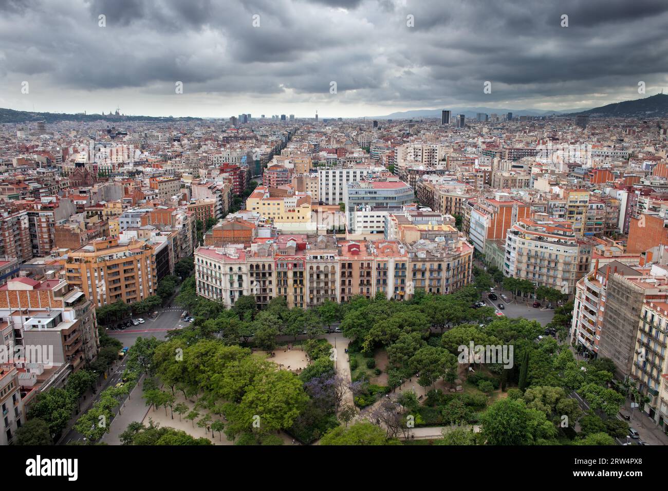 Città di Barcellona in Catalogna, Spagna. Vista dall'alto, Placa de la Sagrada Familia al primo piano Foto Stock