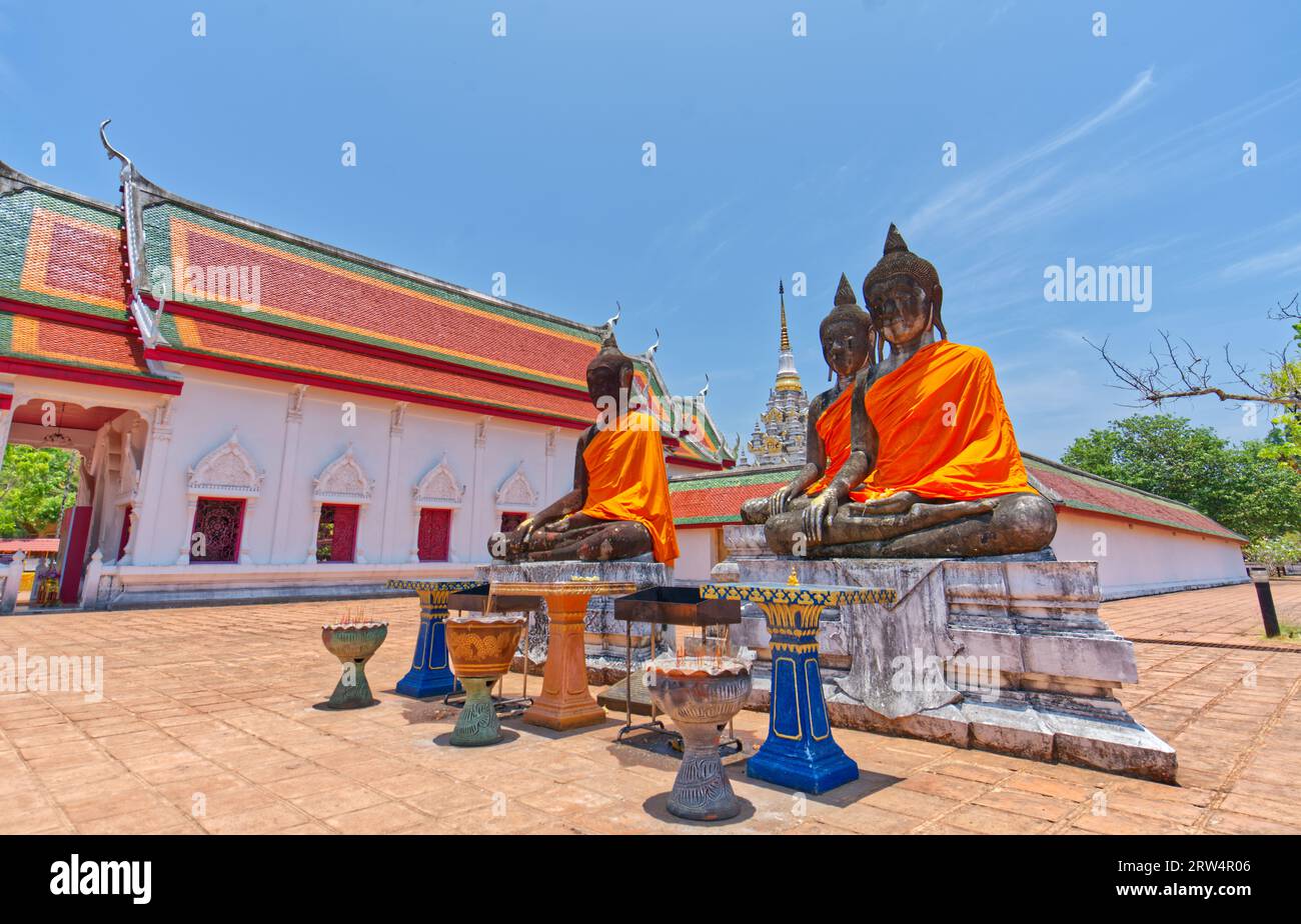 Surat Thani, Thailandia - 23 aprile 2023: L'antica statua del Buddha seduto a Wat Phra Borommathat Chaiya. Foto Stock