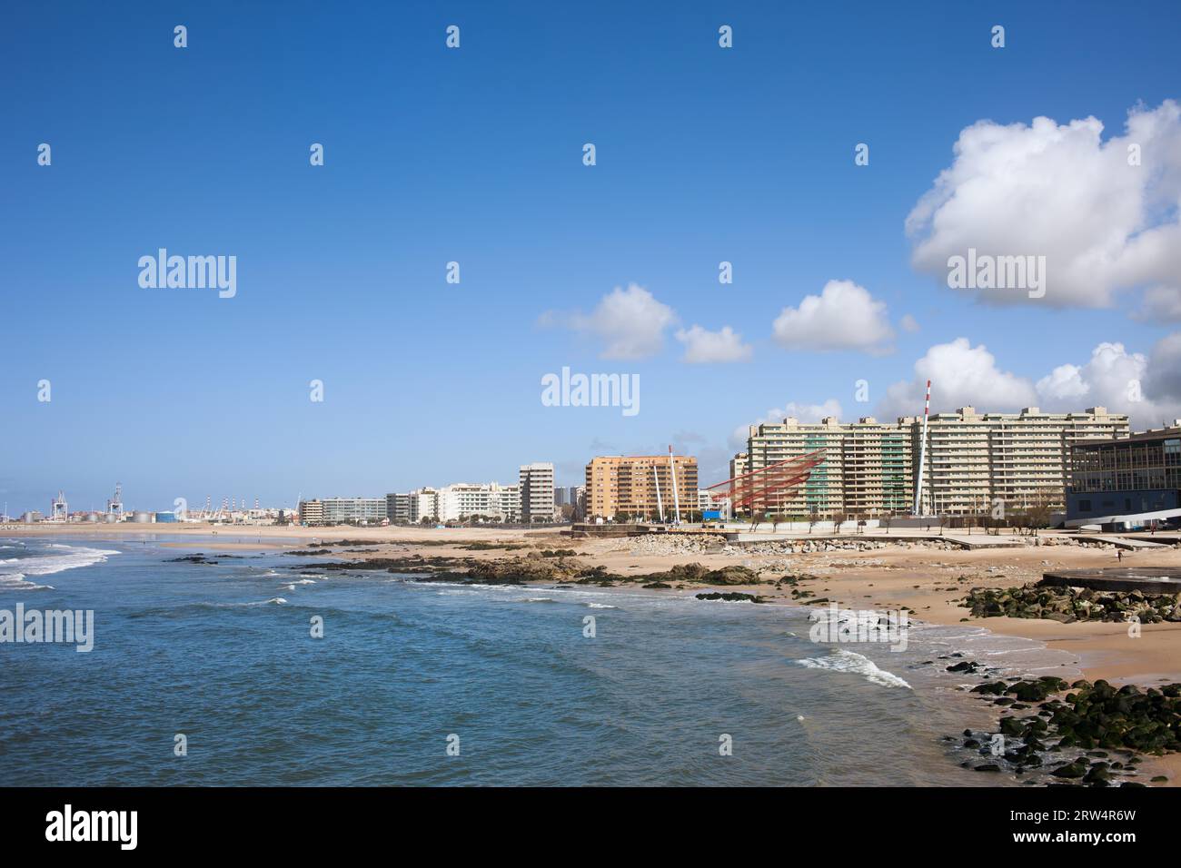 Matosinhos in Portogallo, skyline della città e spiaggia sull'Oceano Atlantico Foto Stock