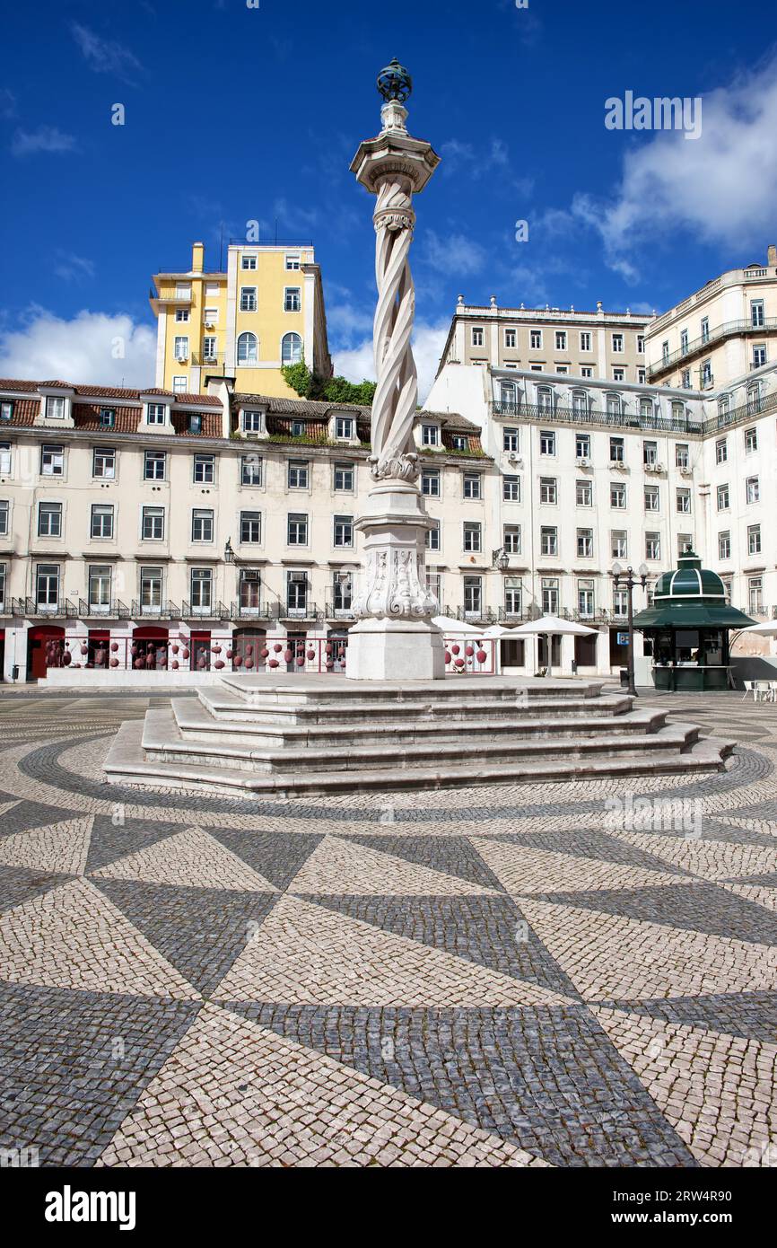 Piazza Municipale (portoghese: Praca do Municipio) con pilastro del XVIII secolo chiamato pelourinho (gogna) a Lisbona, Portogallo Foto Stock