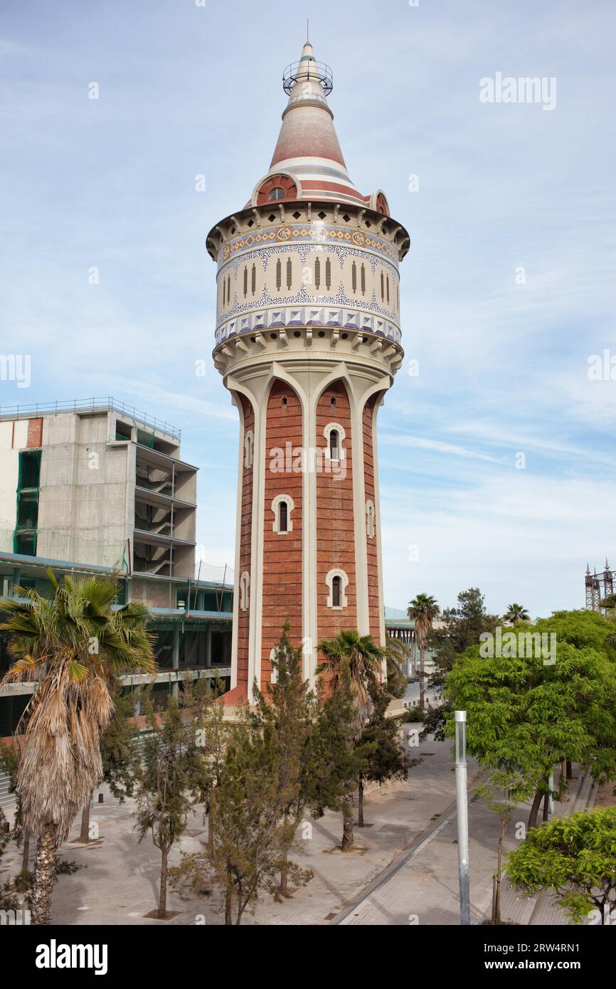 Vecchia torre dell'acqua e porta gas a Barceloneta, Barcellona, Catalogna, Spagna Foto Stock