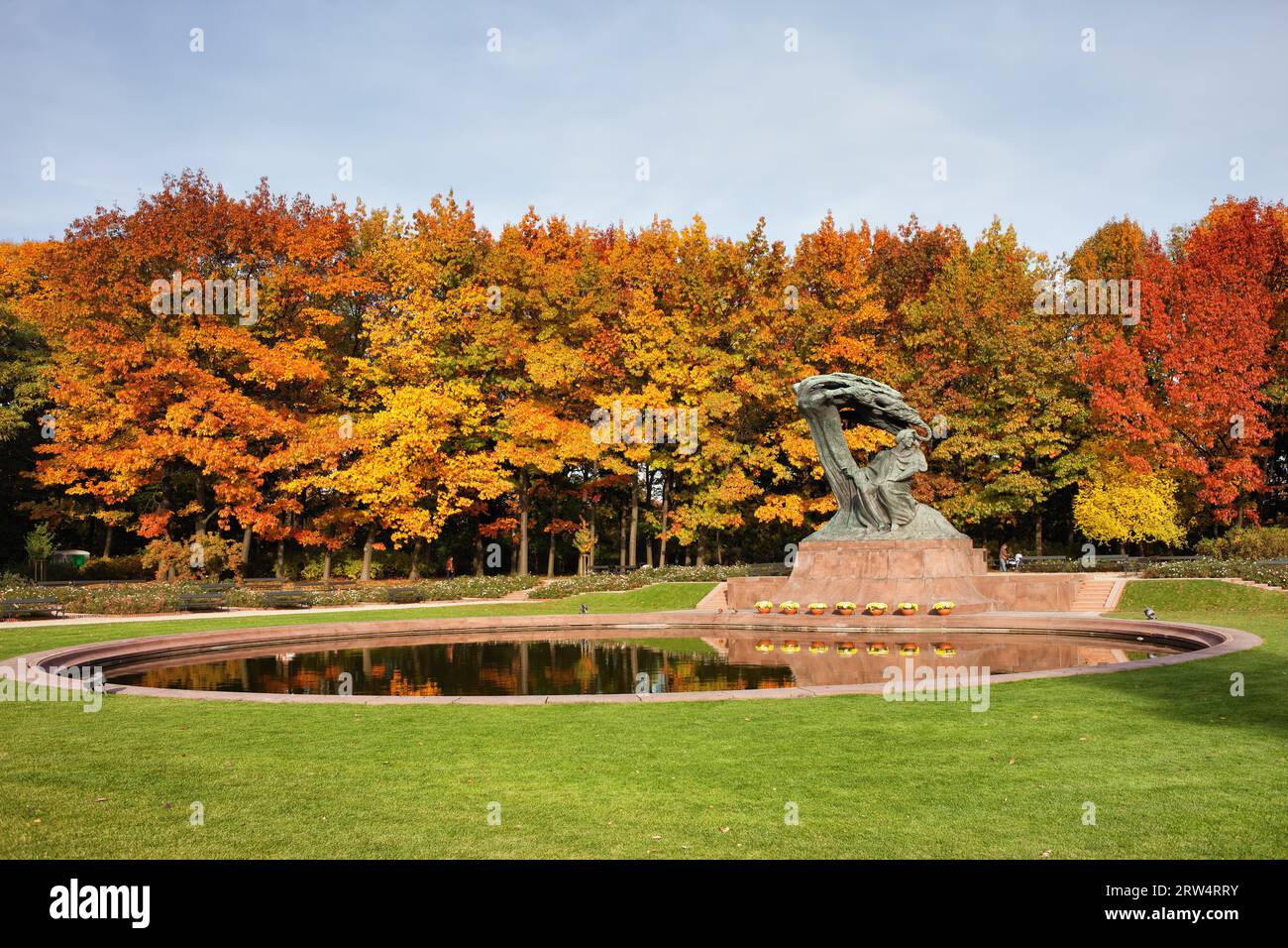 Fryderyk Chopin monument e stagno in autunno Regio Parco Lazienki a Varsavia, Polonia Foto Stock