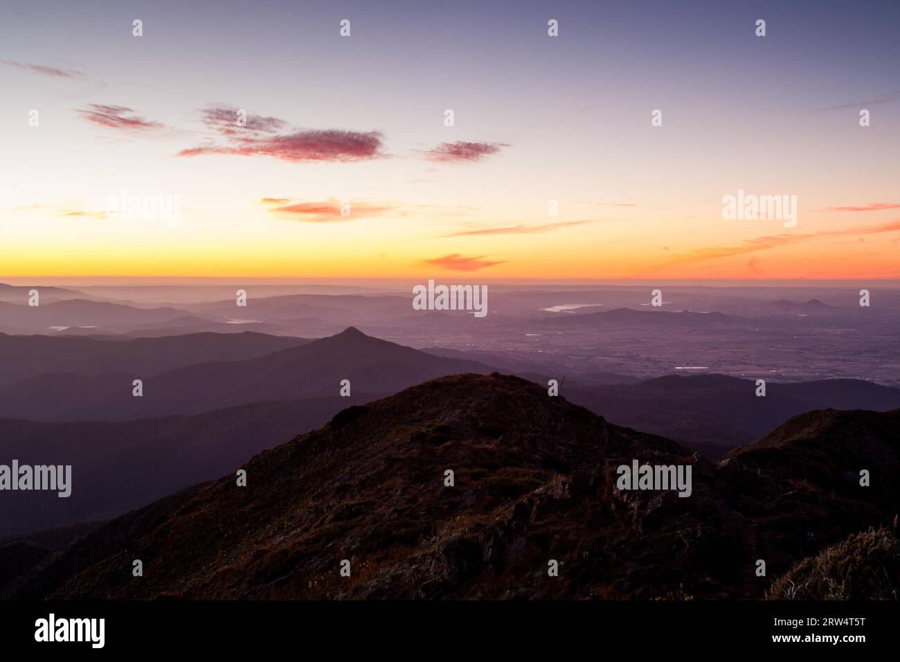 La vista al tramonto dalla cima del Monte Buller verso Mansfield in stile vittoriano paese alto, Australia Foto Stock