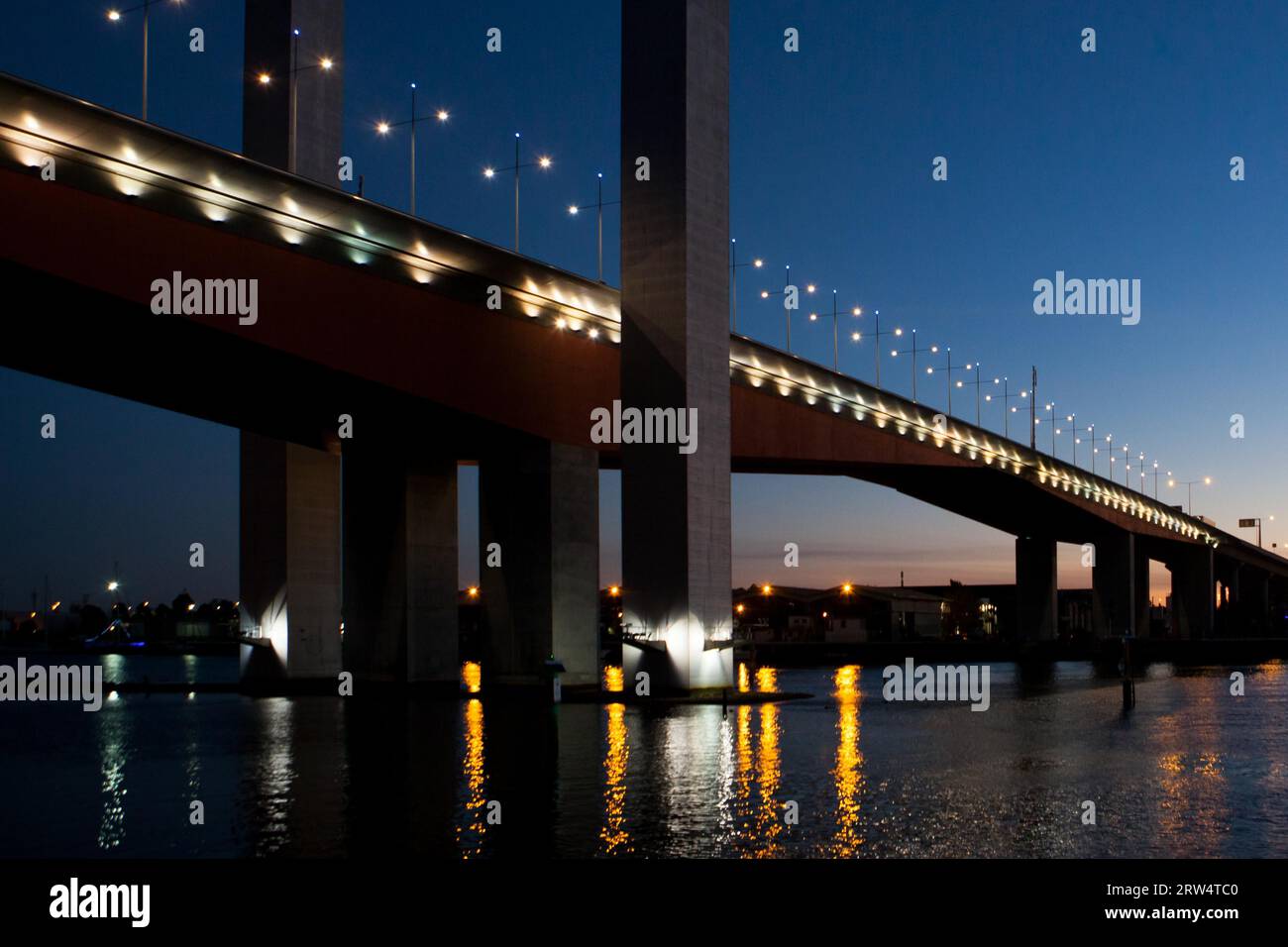 Il Bolte Bridge attraversa il fiume Yarra di notte a Melbourne, Victoria, Australia Foto Stock