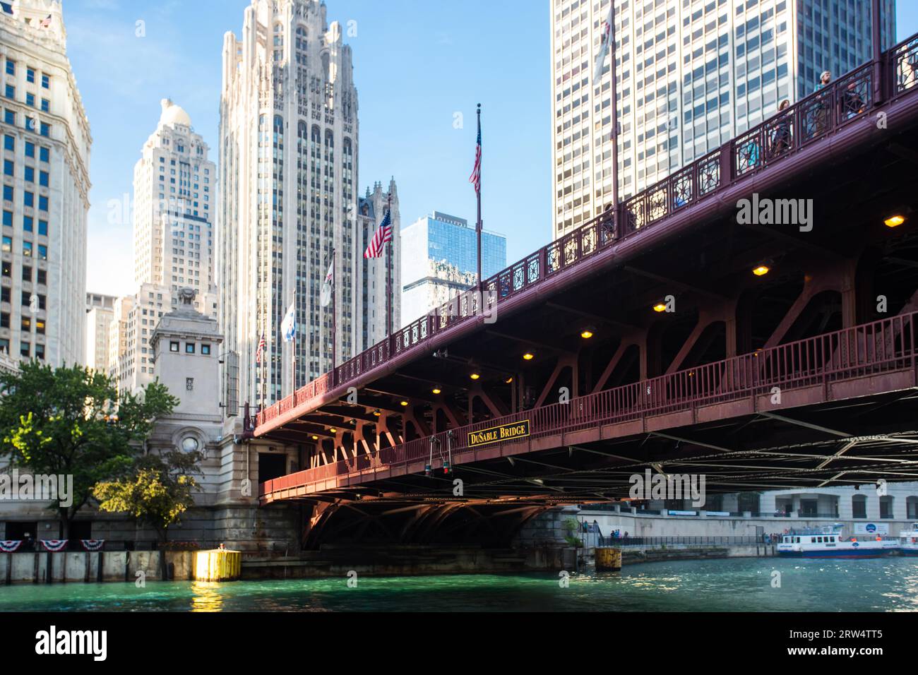 L'iconico DuSable bridge e Michigan Ave a Chicago, Illinois, Stati Uniti d'America in un caldo giorno d'estate Foto Stock