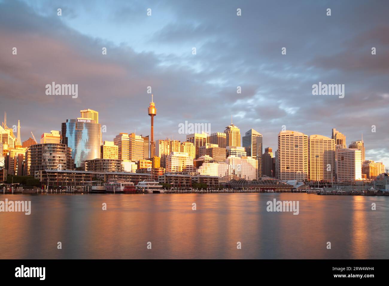 Sydney, Australia, 14 ottobre, la vista verso il CBD di Sydney da Pyrmont al crepuscolo in un giorno d'inverno a Sydney, Australia il 14 ottobre 2013 Foto Stock