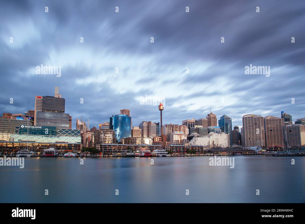 Sydney, Australia, 14 ottobre, la vista verso il CBD di Sydney da Pyrmont al crepuscolo in un giorno d'inverno a Sydney, Australia il 14 ottobre 2013 Foto Stock