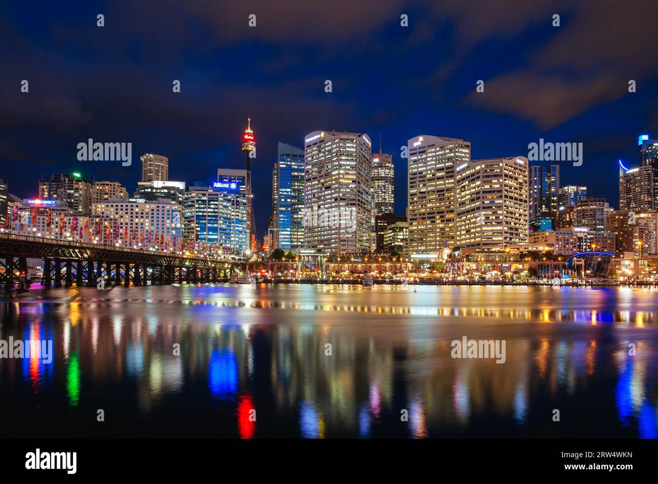 Sydney, Australia, 14 ottobre 2013: Skyline di Sydney e ponte Pyrmont al crepuscolo vicino al Darling Harbour, a Sydney Australia Foto Stock