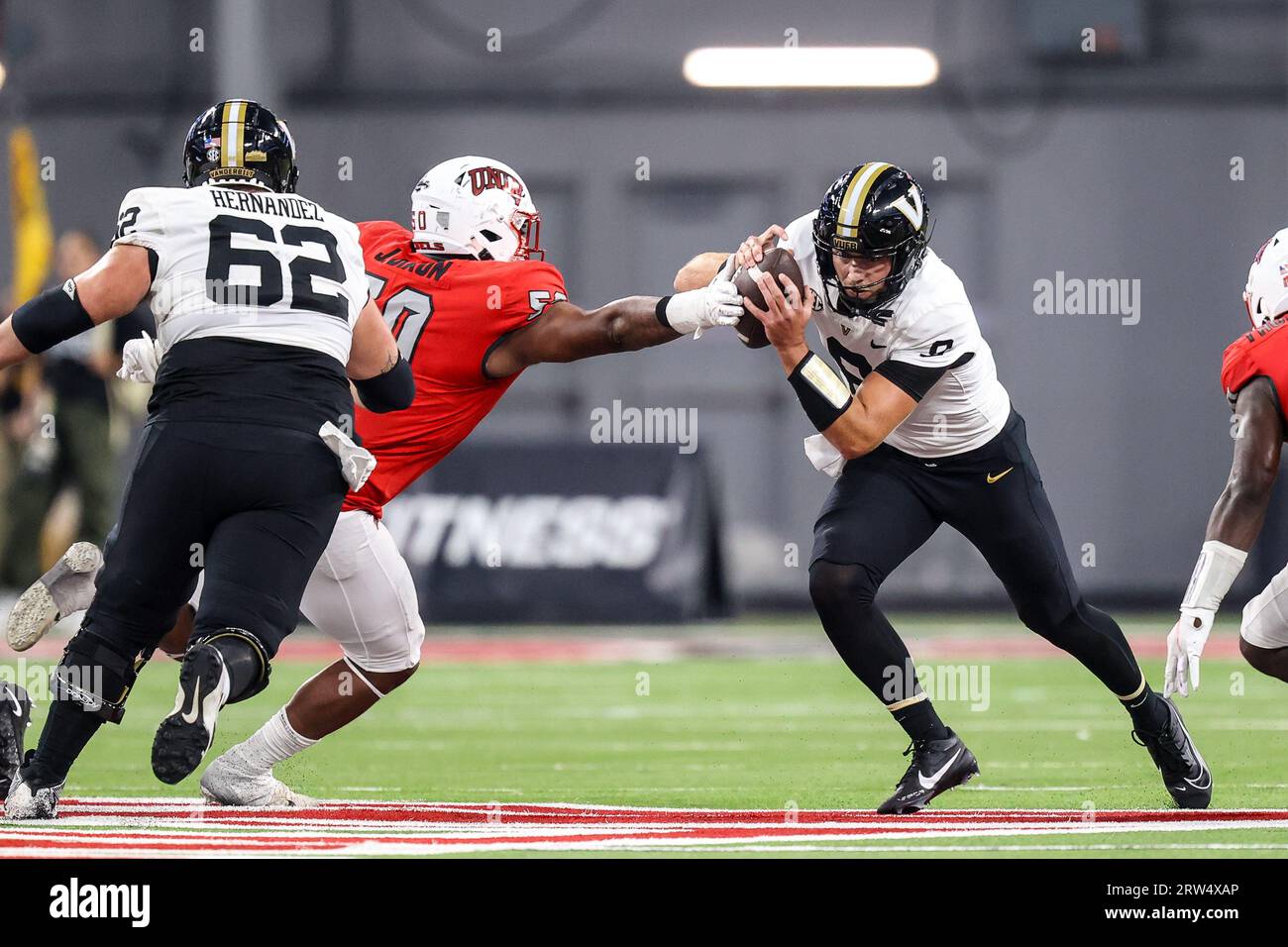 Las Vegas, Nevada, USA. 16 settembre 2023. Il quarterback dei Vanderbilt Commodores Ken Seals (8) ha la palla buttata via dal defensive lineman degli UNLV Rebels Jalen Dixon (50) durante la seconda metà della partita di football del college con i Vanderbilt Commodores e gli UNLV Rebels all'Allegiant Stadium di Las Vegas, Nevada. Christopher Trim/CSM (immagine di credito: © Christopher Trim/Cal Sport Media). Credito: csm/Alamy Live News Foto Stock