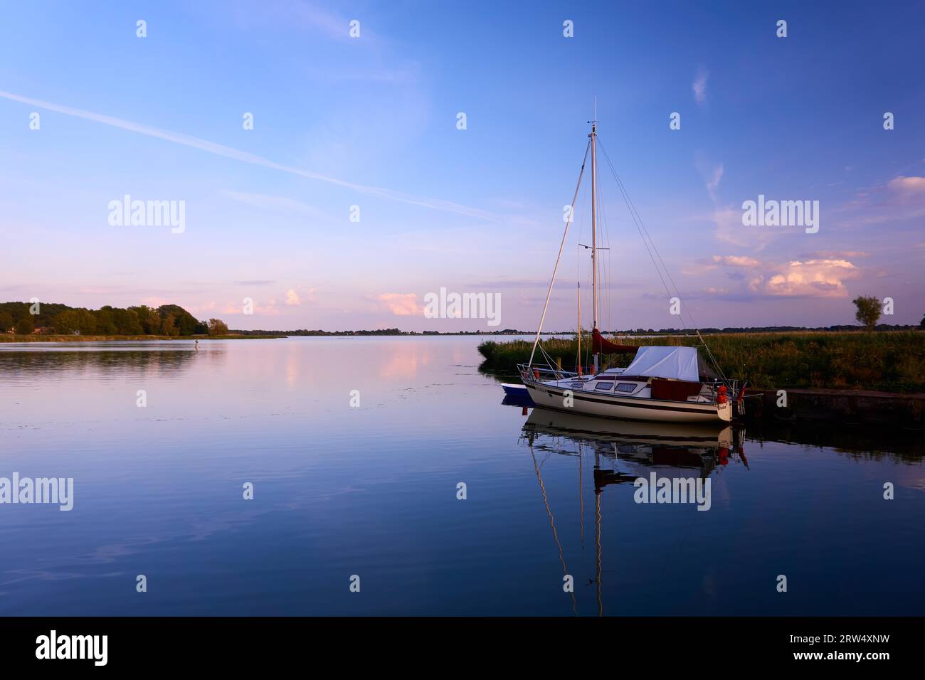 Serata tranquilla con barca sul lago Foto Stock