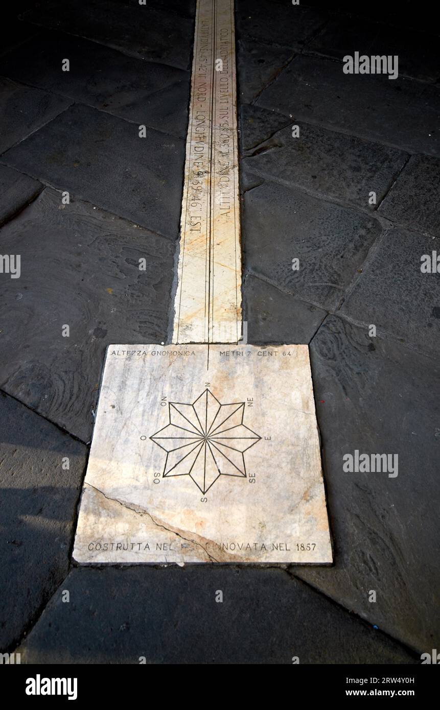 Sundial nella città italiana di Bergamo Foto Stock