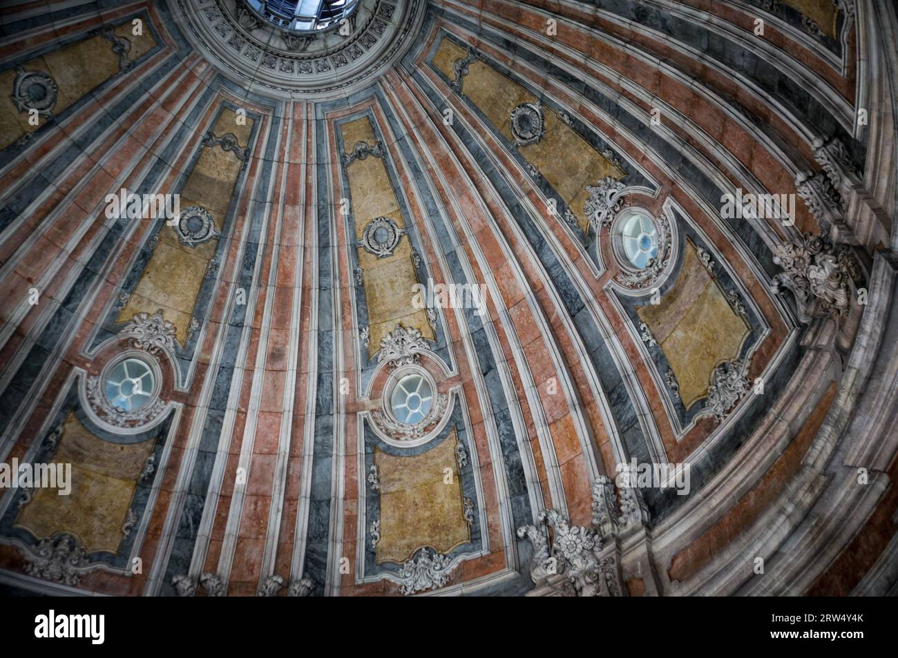 Vista interna della Basilica di Estrela (Cupula) a Lisbona, Portogallo Foto Stock