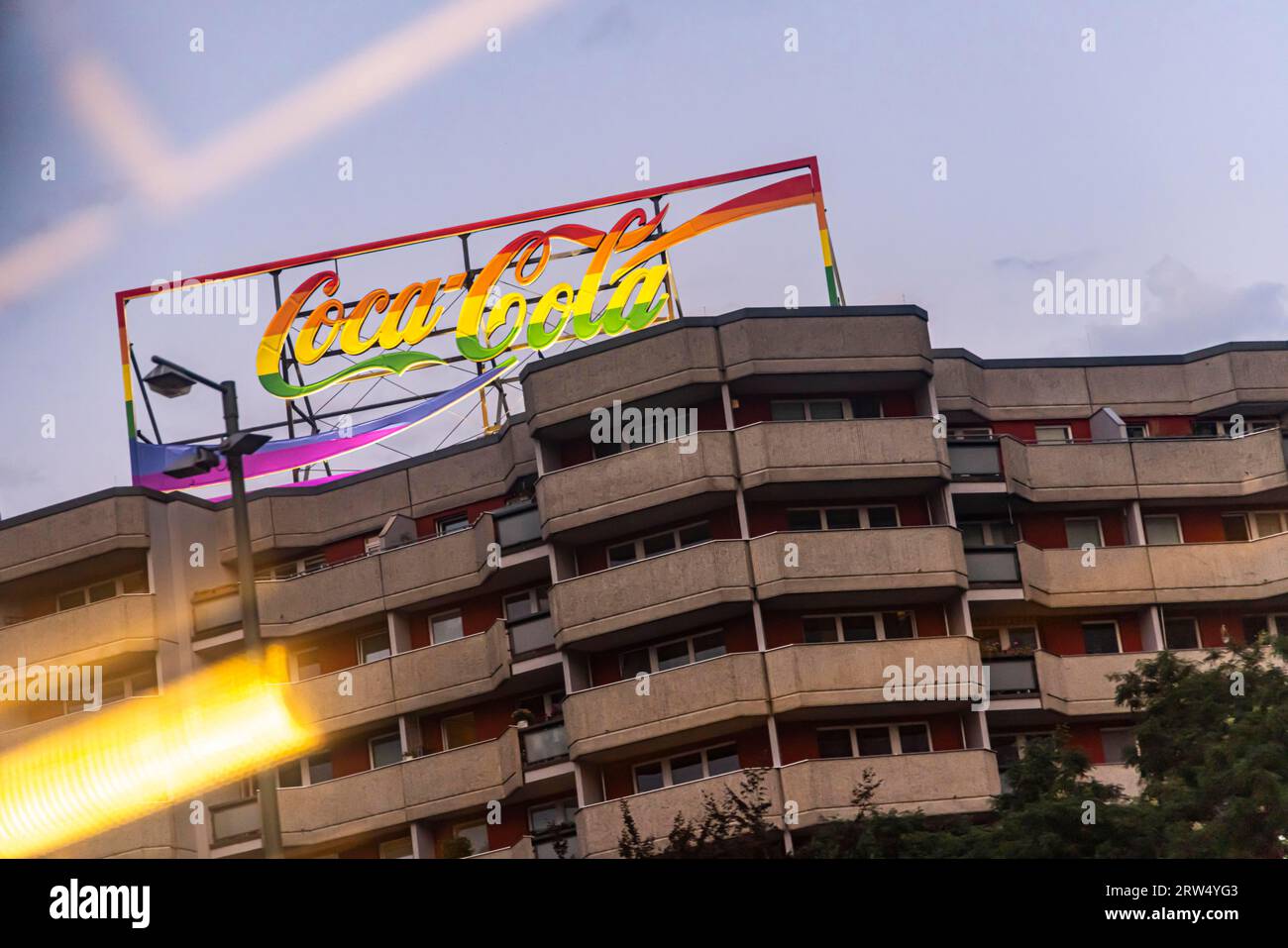 Pubblicità Coca-Cola, logo in colori arcobaleno sul tetto di una casa, Berlino, Germania Foto Stock