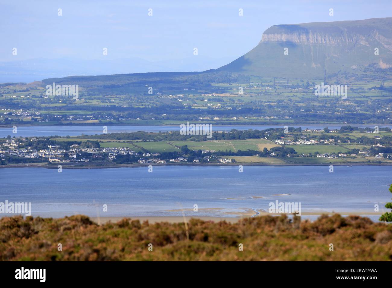 Una vista di Ben Bulben da Knocknarae sopra Strandhill in un'incantevole giornata estiva. Strandhill, Sligo, Irlanda, montagna, mare, case, cielo blu, paesaggio Foto Stock