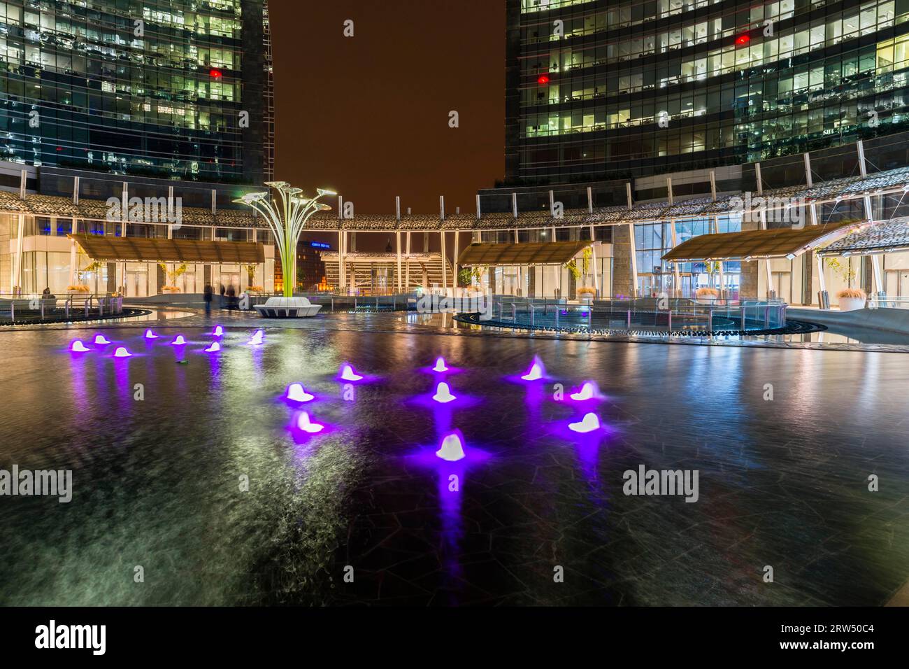 Fontana in Piazza Gae Aulenti, Torre Unicredit, Torre Unicedit, sede della banca italiana UniCredit, architetto Cesar pelli, Garibaldi Foto Stock