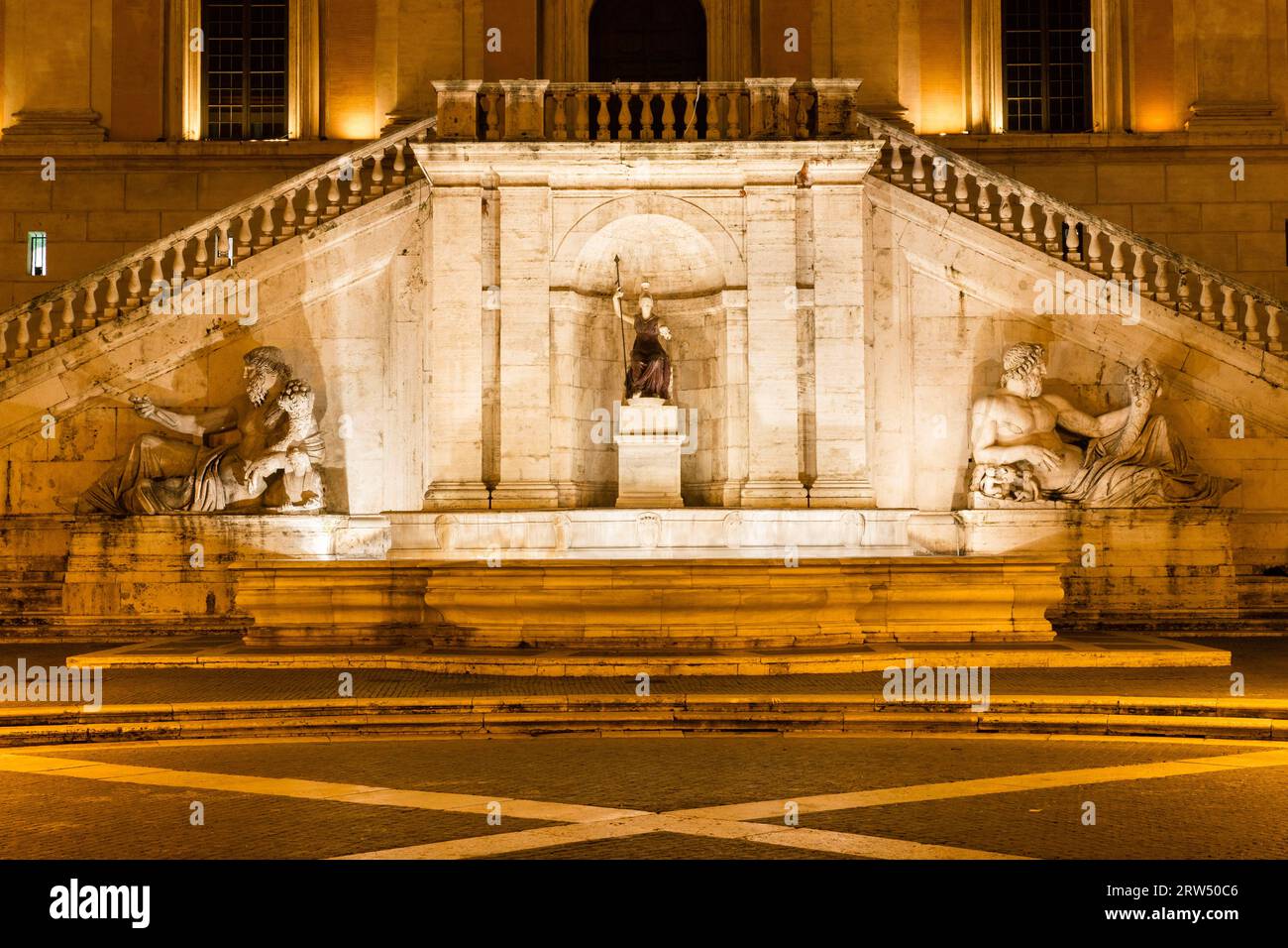 Fontana con antiche figure di Minerva, nel Rinascimento alla dea Roma, fiancheggiata dagli dei del Nilo (a sinistra) e dal Tevere, II secolo d.C. Foto Stock