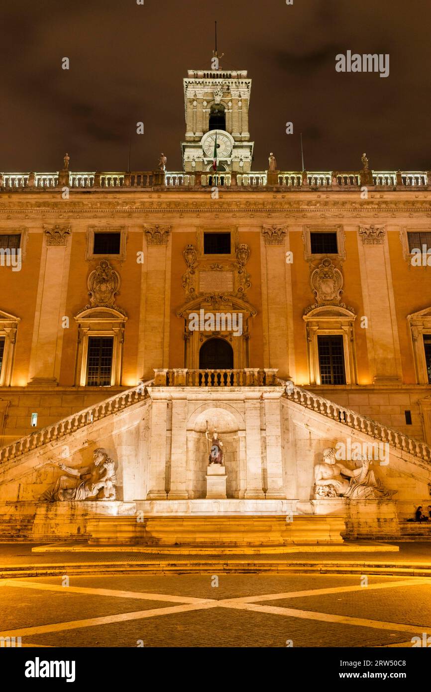 Fontana con antiche figure di Minerva, nel Rinascimento alla dea Roma, fiancheggiata dagli dei del Nilo (a sinistra) e dal Tevere, II secolo d.C. Foto Stock