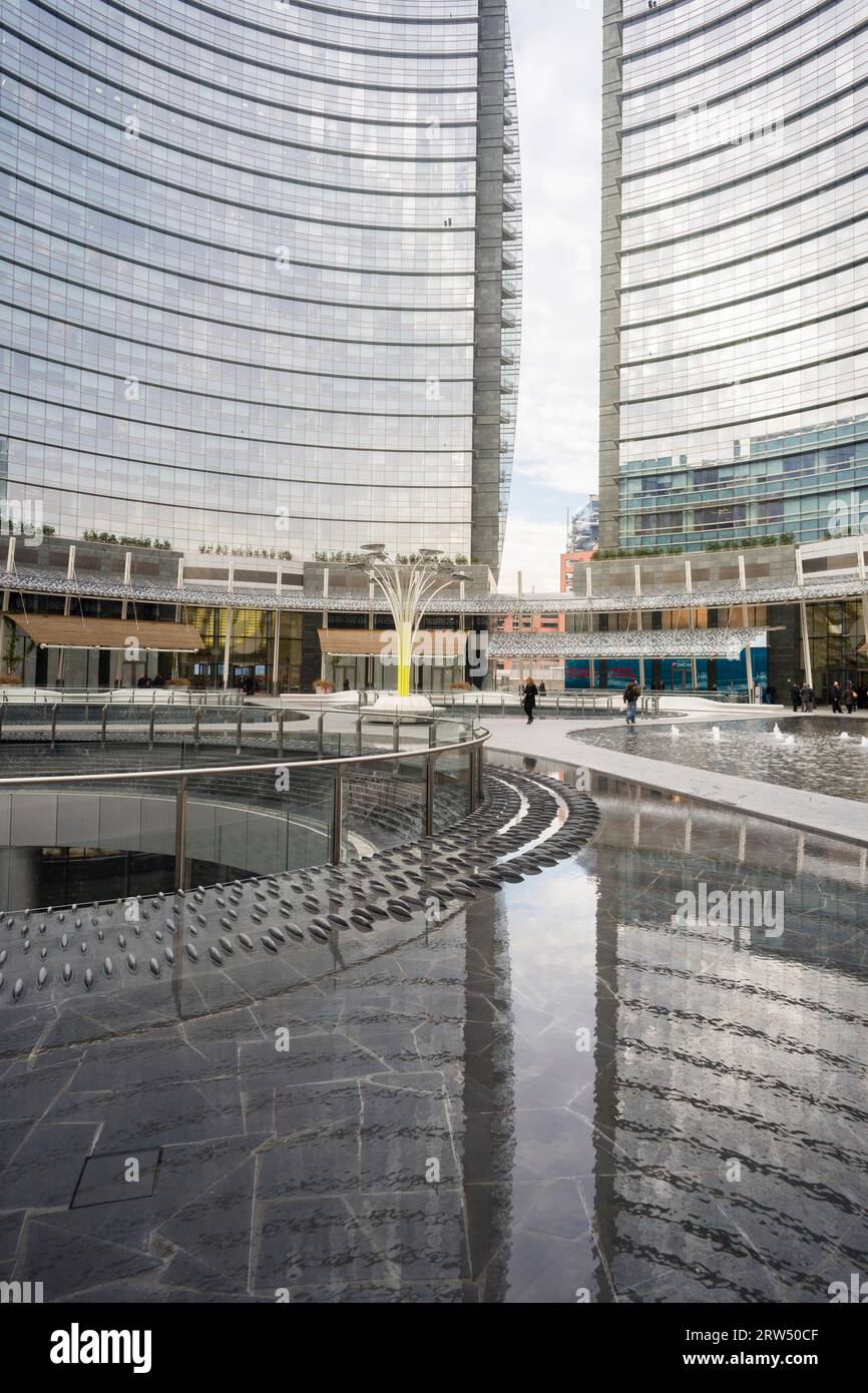 Torre Unicredit, Torre Unicedit, sede della banca italiana UniCredit, architetto Cesar pelli, piazza con fontana, nel quartiere degli affari Foto Stock