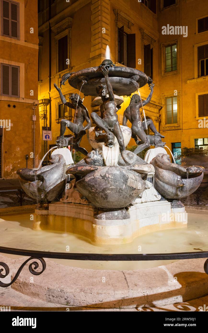 Vista notturna della Fontana delle tartarughe, costruita tra il 1581 e il 1584 su progetto di Giacomo della porta, statue in bronzo di Taddeo Landini, in cima Foto Stock