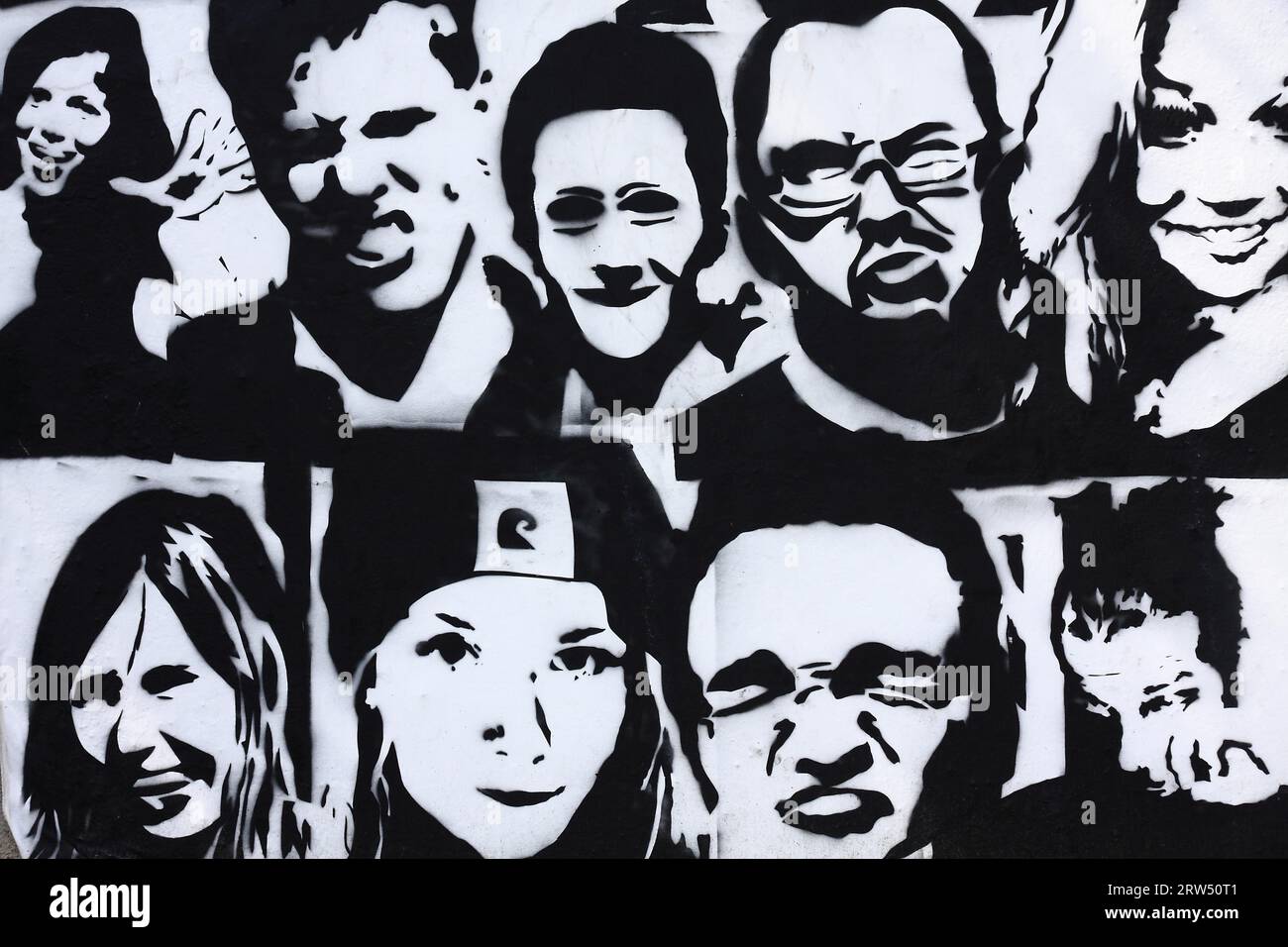 Graffiti con ritratti di varie persone, S W, scatto a formato intero Foto Stock
