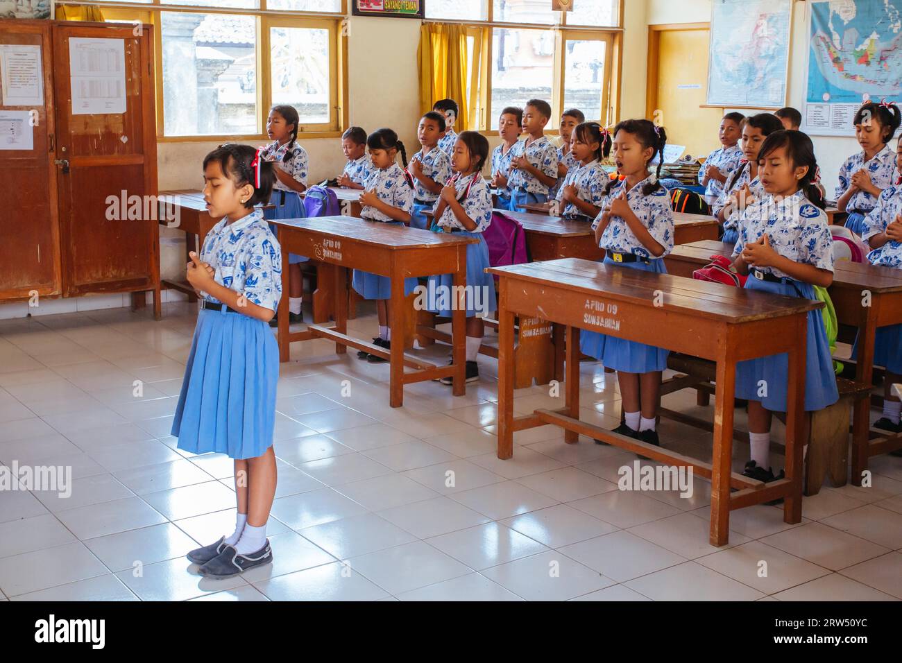 Sekretariat Bebek Lingsir, Indonesia, 4 settembre 2014: Bambini delle scuole balinesi che frequentano una lezione a Bali, Indonesia Foto Stock